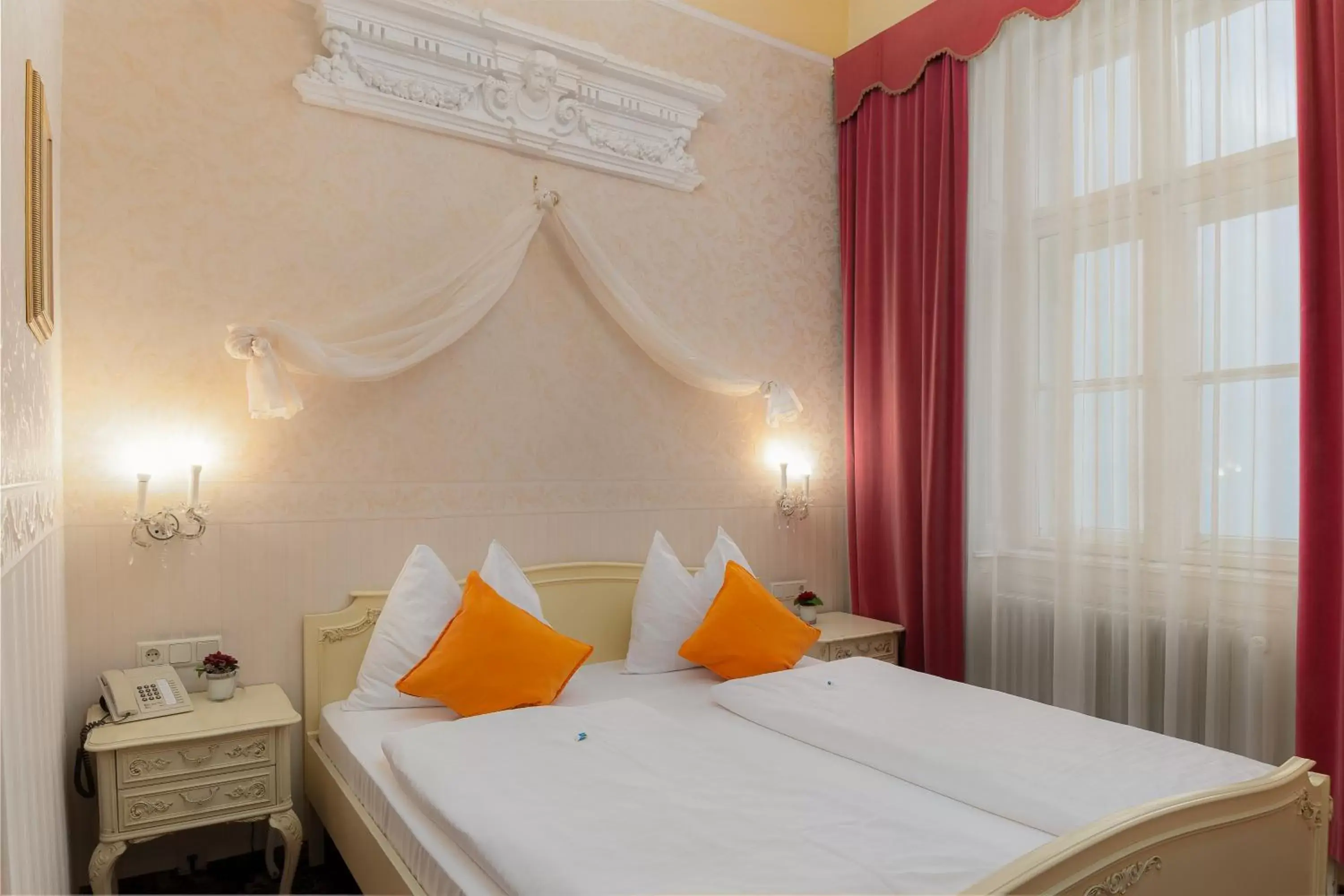 Photo of the whole room, Bed in Aviano Boutiquehotel