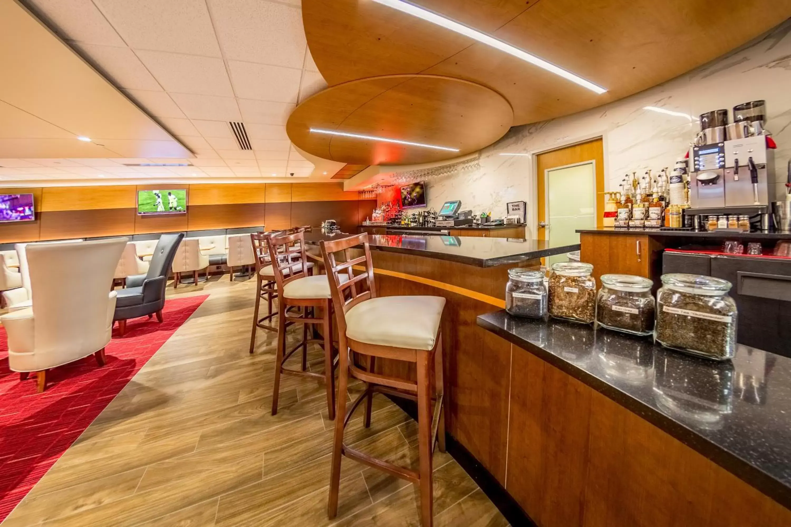 Lounge or bar, Restaurant/Places to Eat in Holiday Inn Des Moines-Airport Conference Center, an IHG Hotel