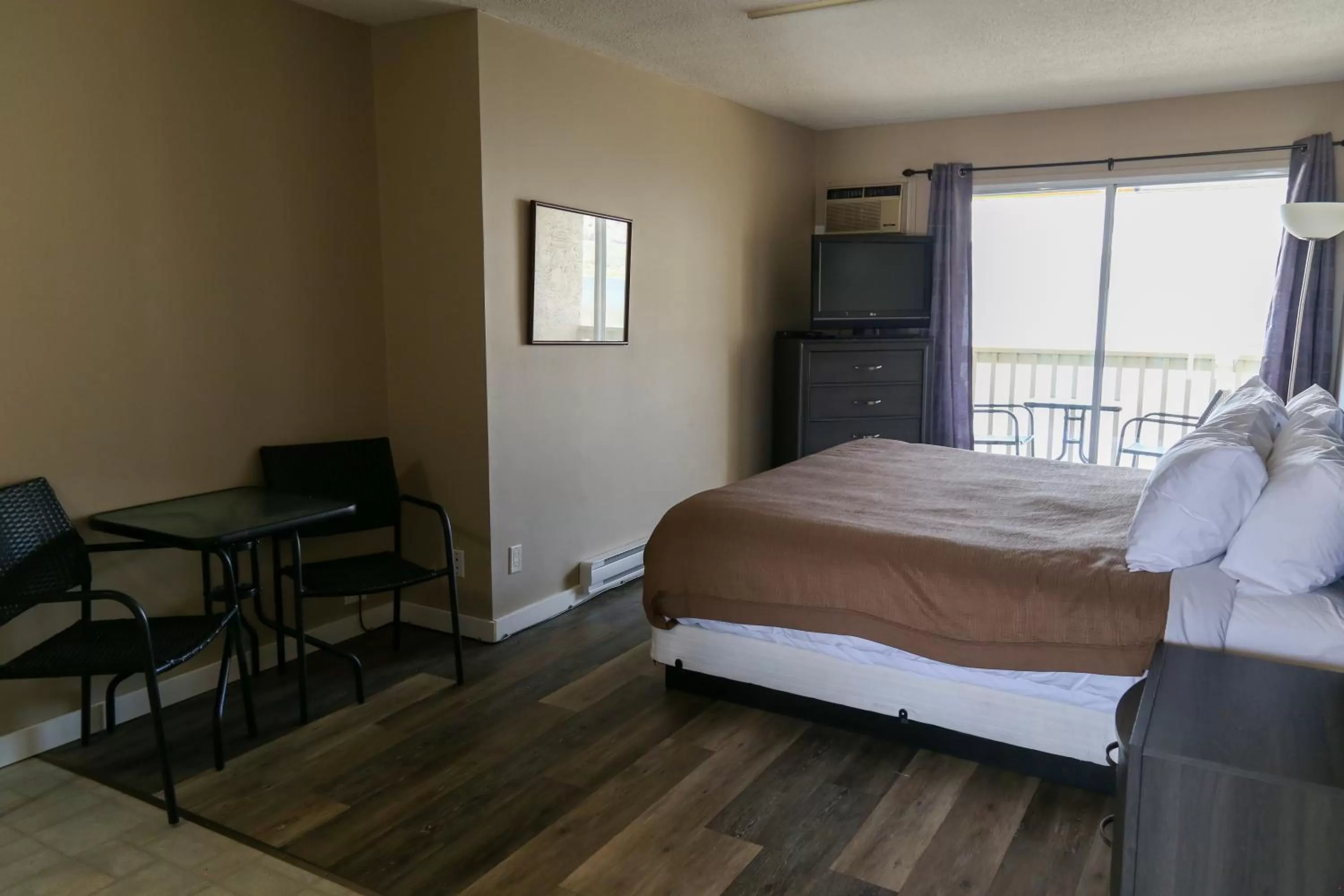 Kitchen or kitchenette, Bed in Richter Pass Beach Resort