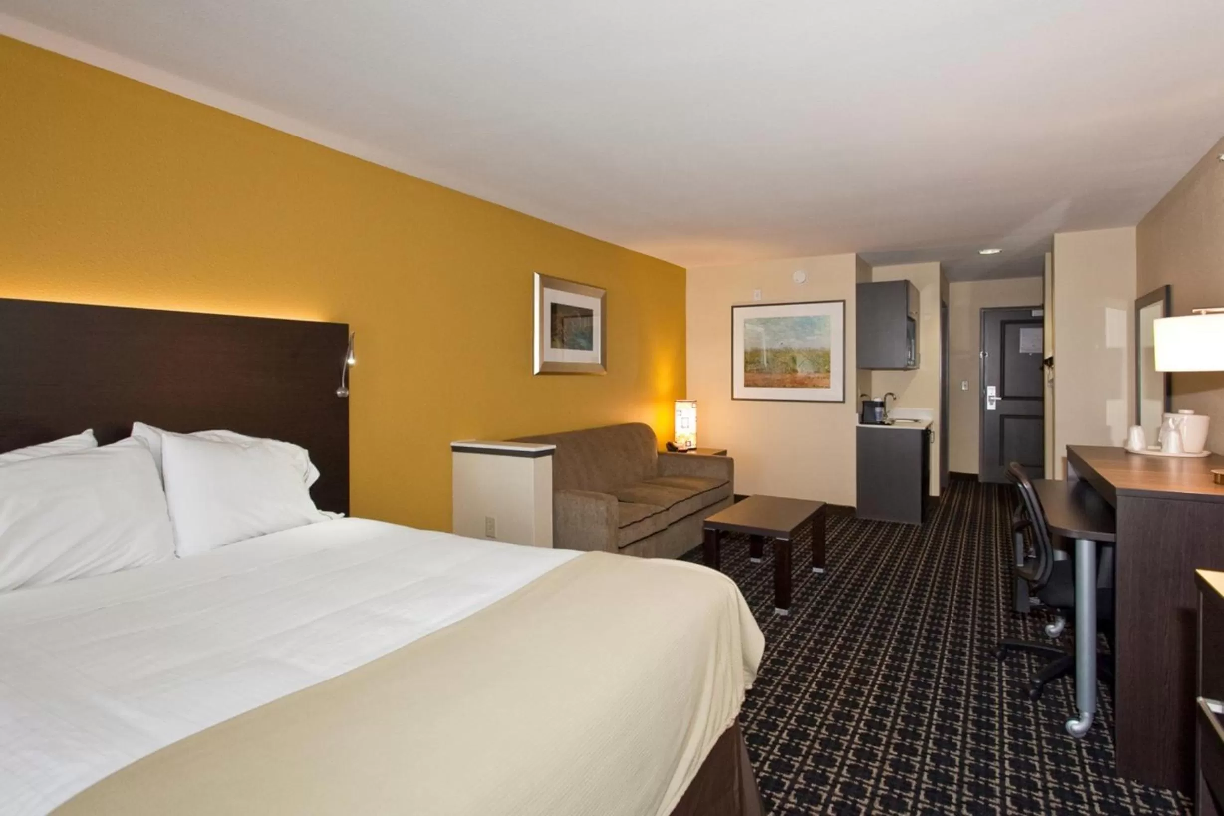 Bed in Holiday Inn Express Newton by IHG