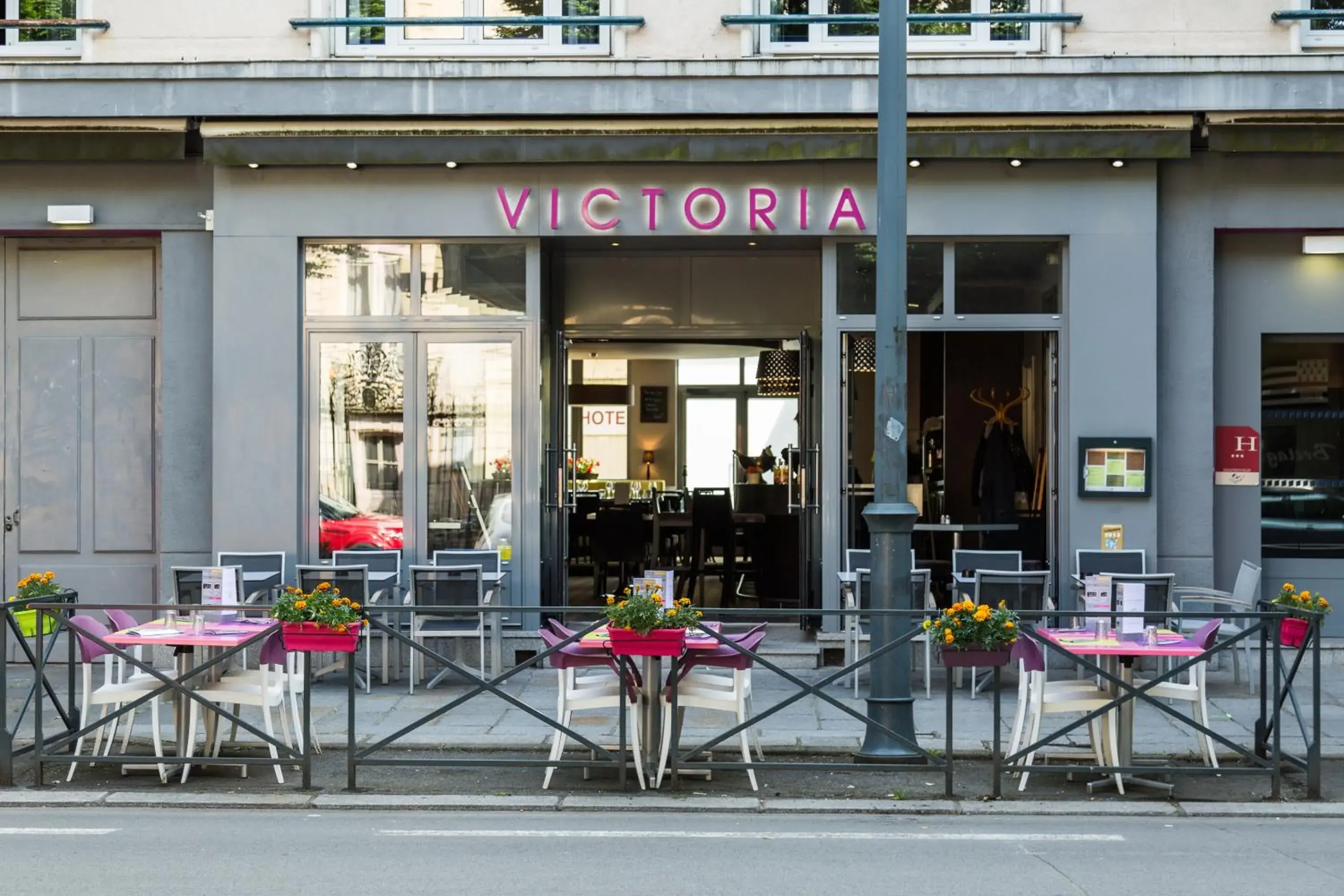 Patio in Hotel-Restaurant Le Victoria