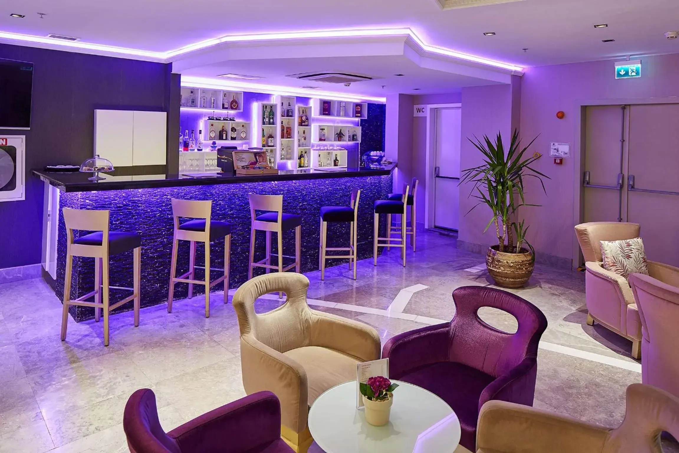 Lounge or bar in DoubleTree By Hilton Hotel Izmir - Alsancak