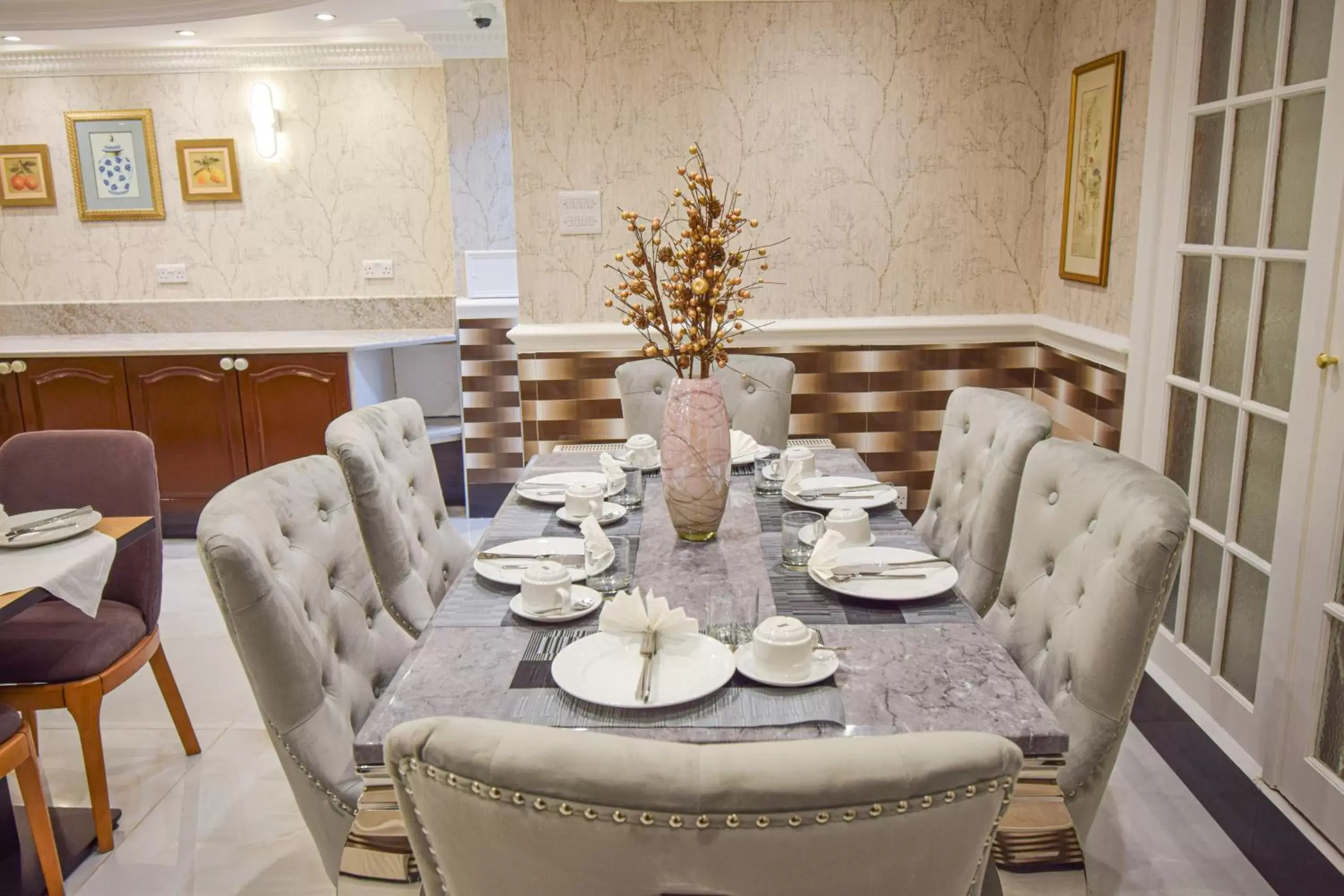 Restaurant/places to eat in Pembridge Palace Hotel Restaurant/places to eat in Pembridge Palace Hotel