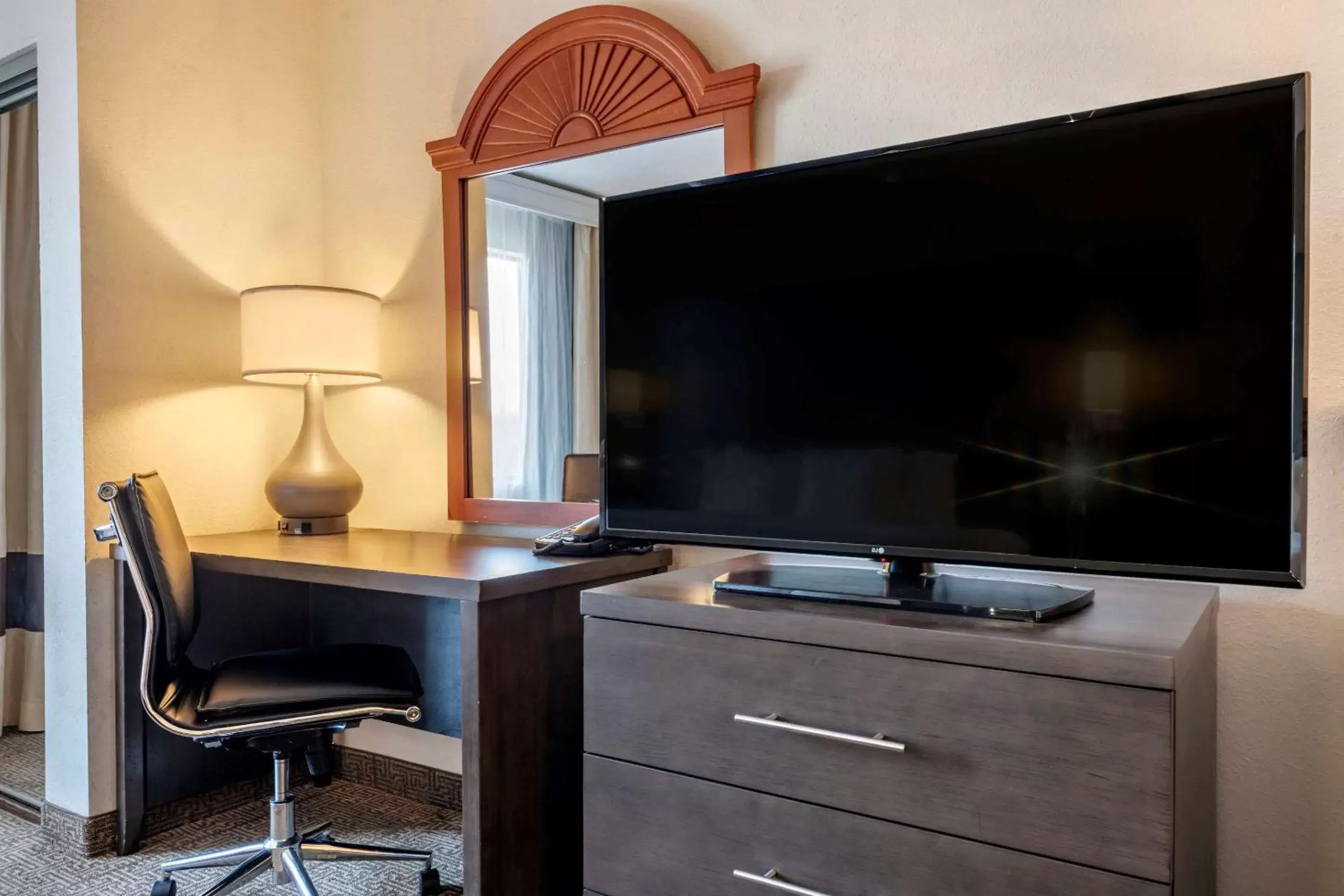 Photo of the whole room, TV/Entertainment Center in Comfort Suites Fort Pierce I-95