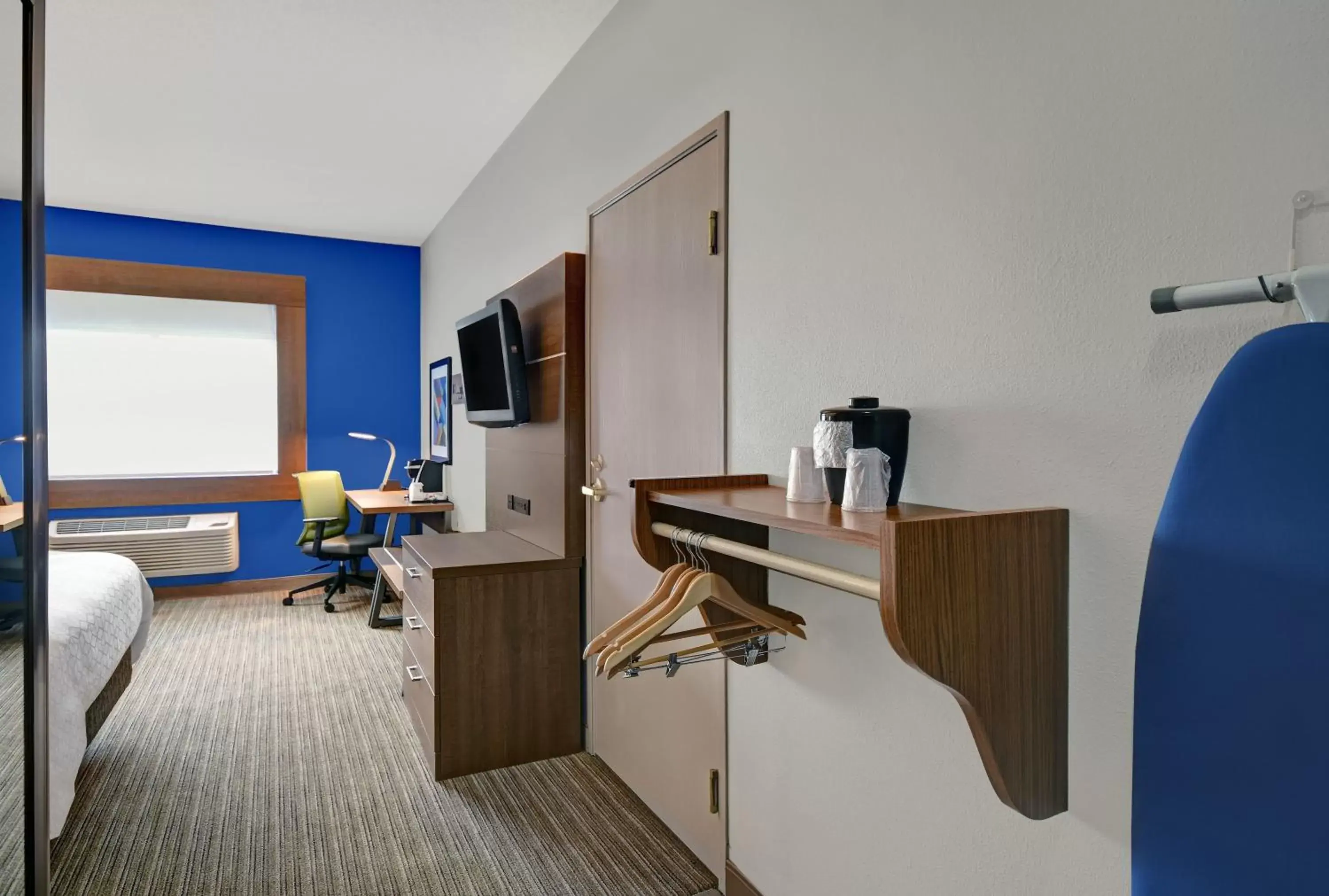 Photo of the whole room, TV/Entertainment Center in Holiday Inn Express Adrian, an IHG Hotel