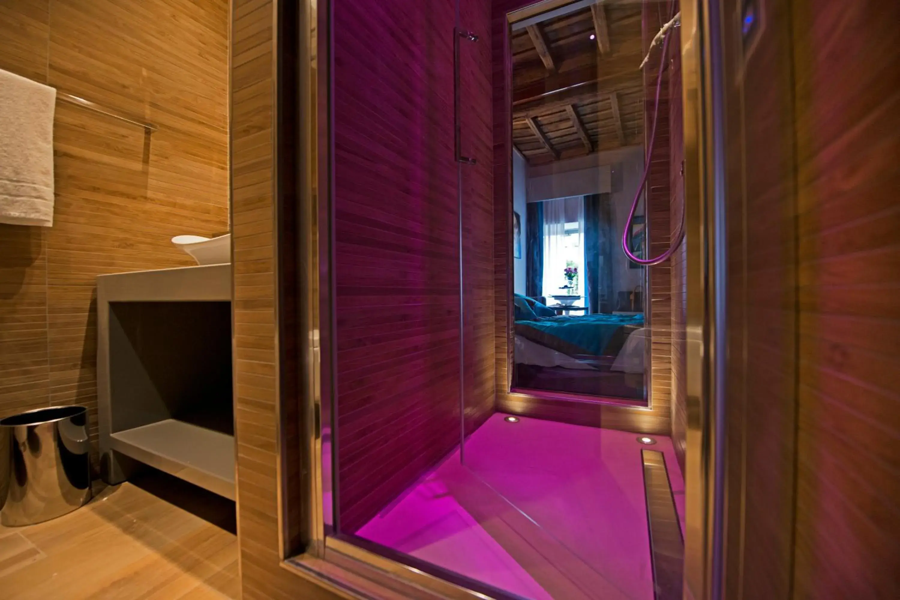 Shower, TV/Entertainment Center in Torre Argentina Relais - Residenze di Charme