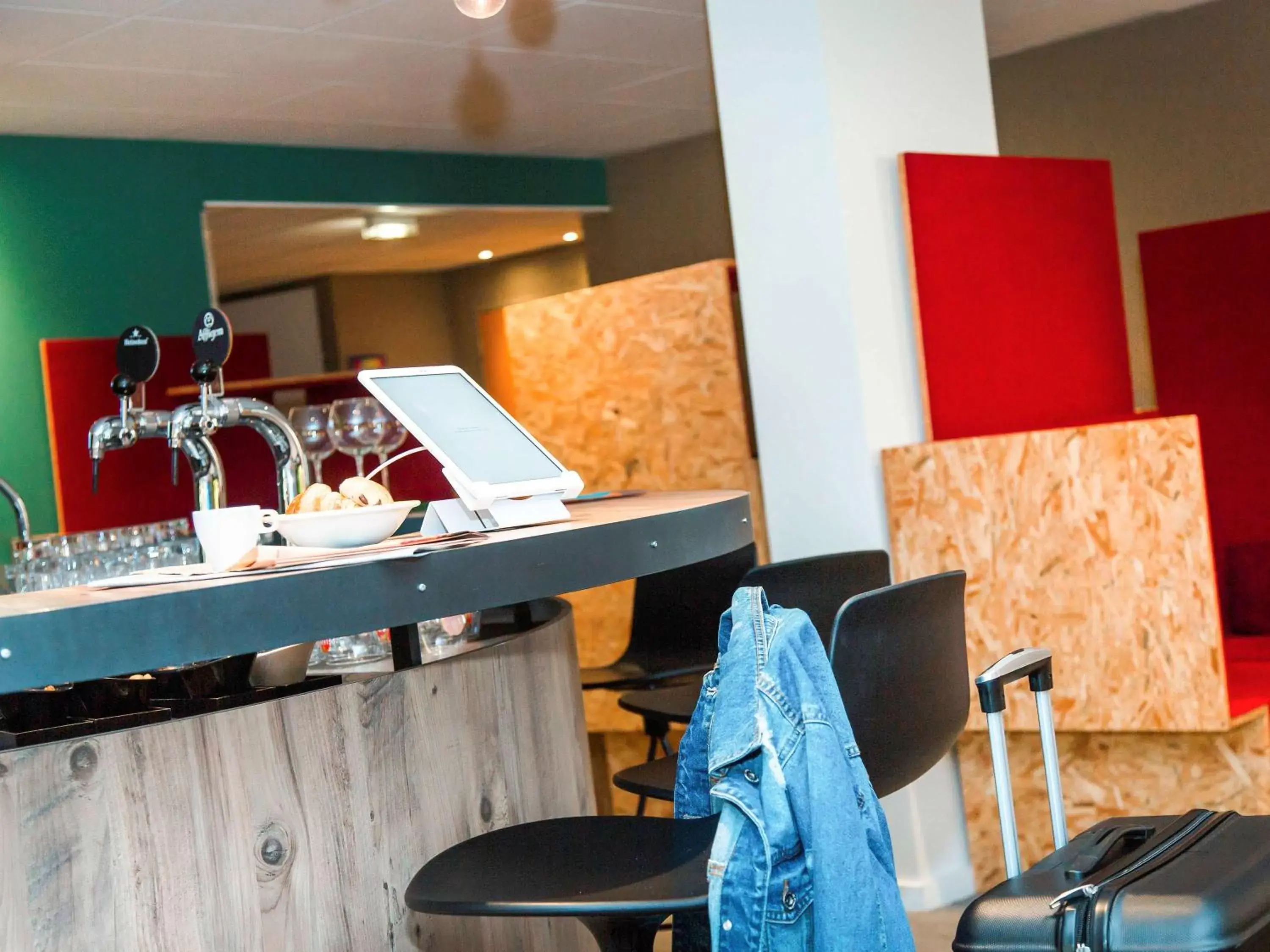 Lounge or bar in ibis Styles Tours Sud