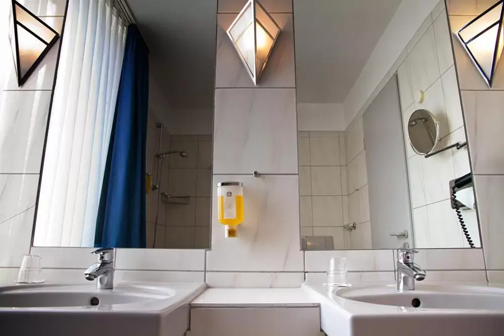 Bathroom, Kitchen/Kitchenette in Best Western Hotel Heide