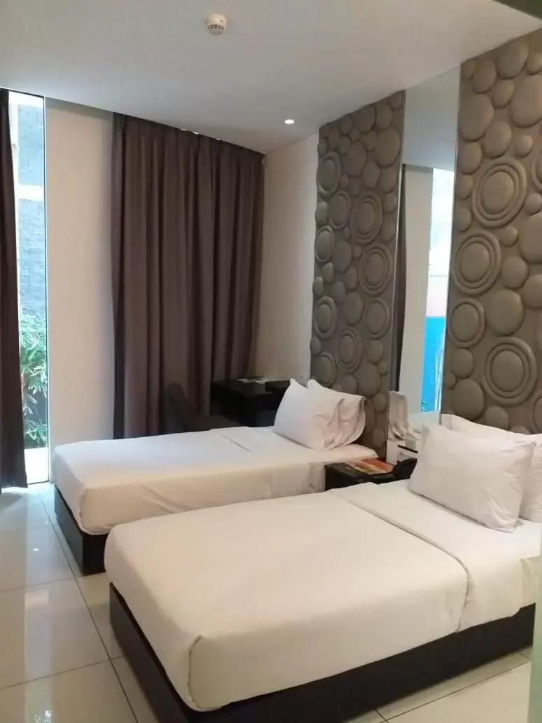 Bed in FM7 Resort Hotel - Jakarta Airport