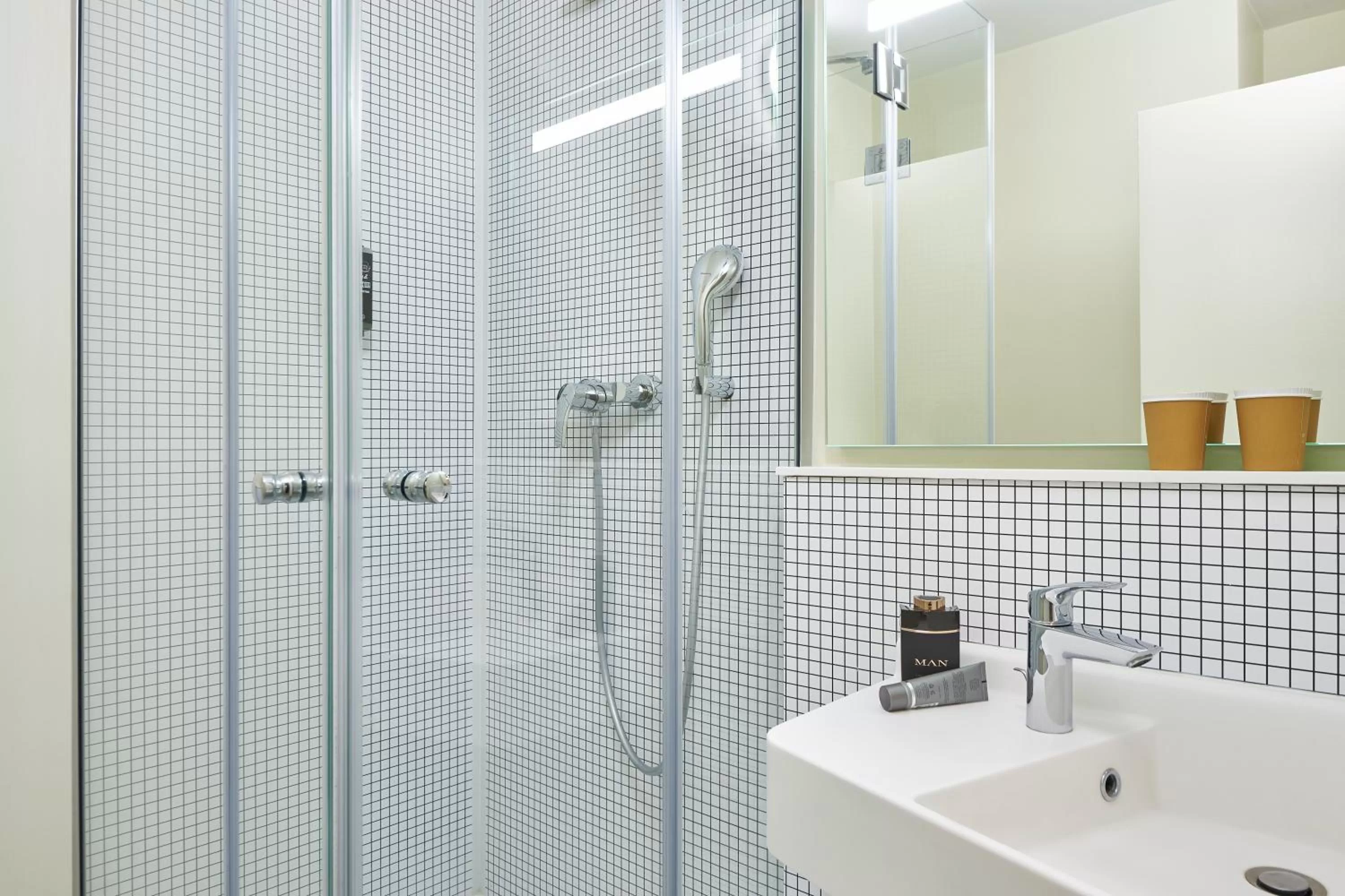 Shower in ibis budget Paris Porte d'Aubervilliers