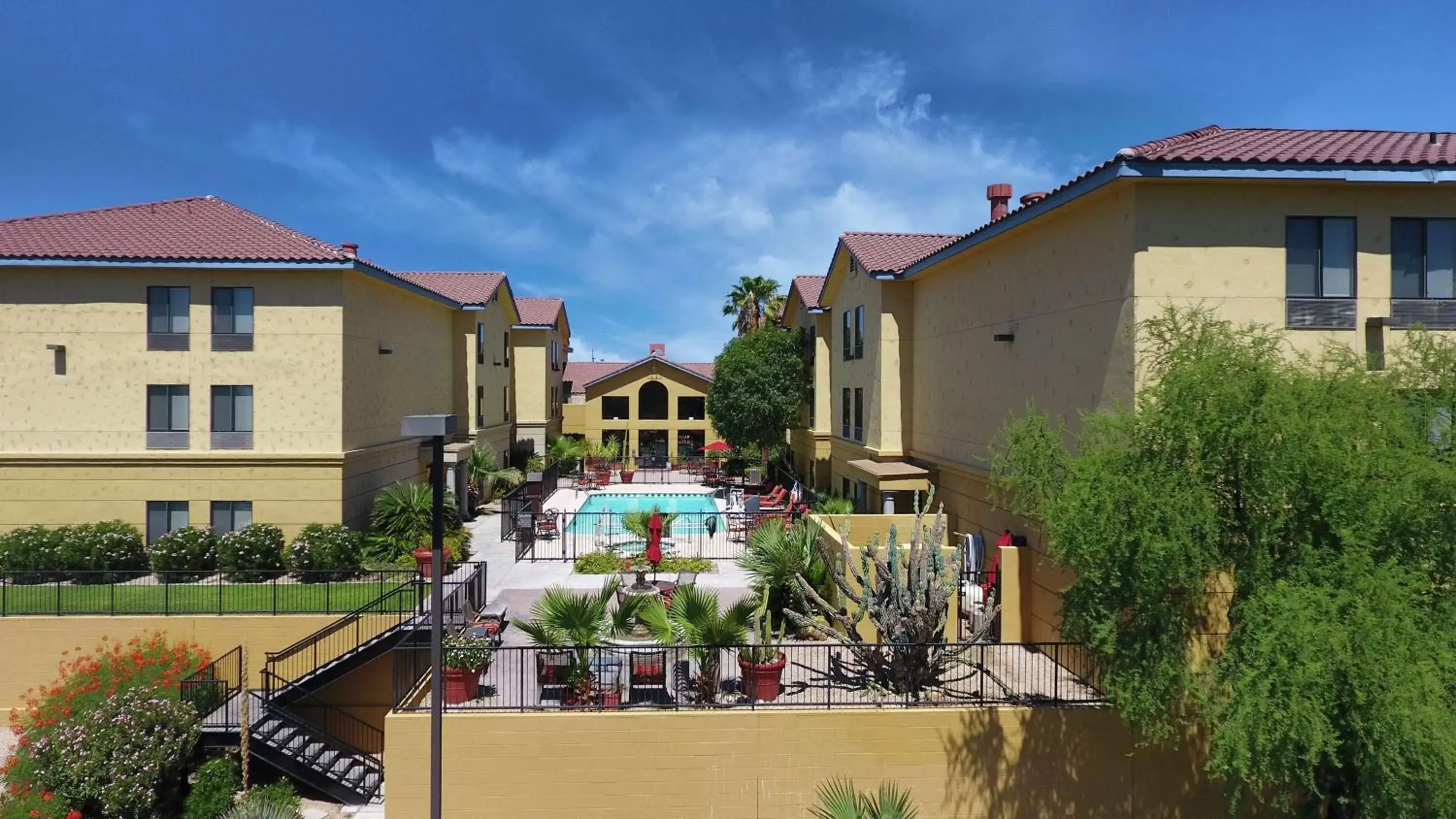 Property building, Pool View in Hampton Inn & Suites Tucson Mall