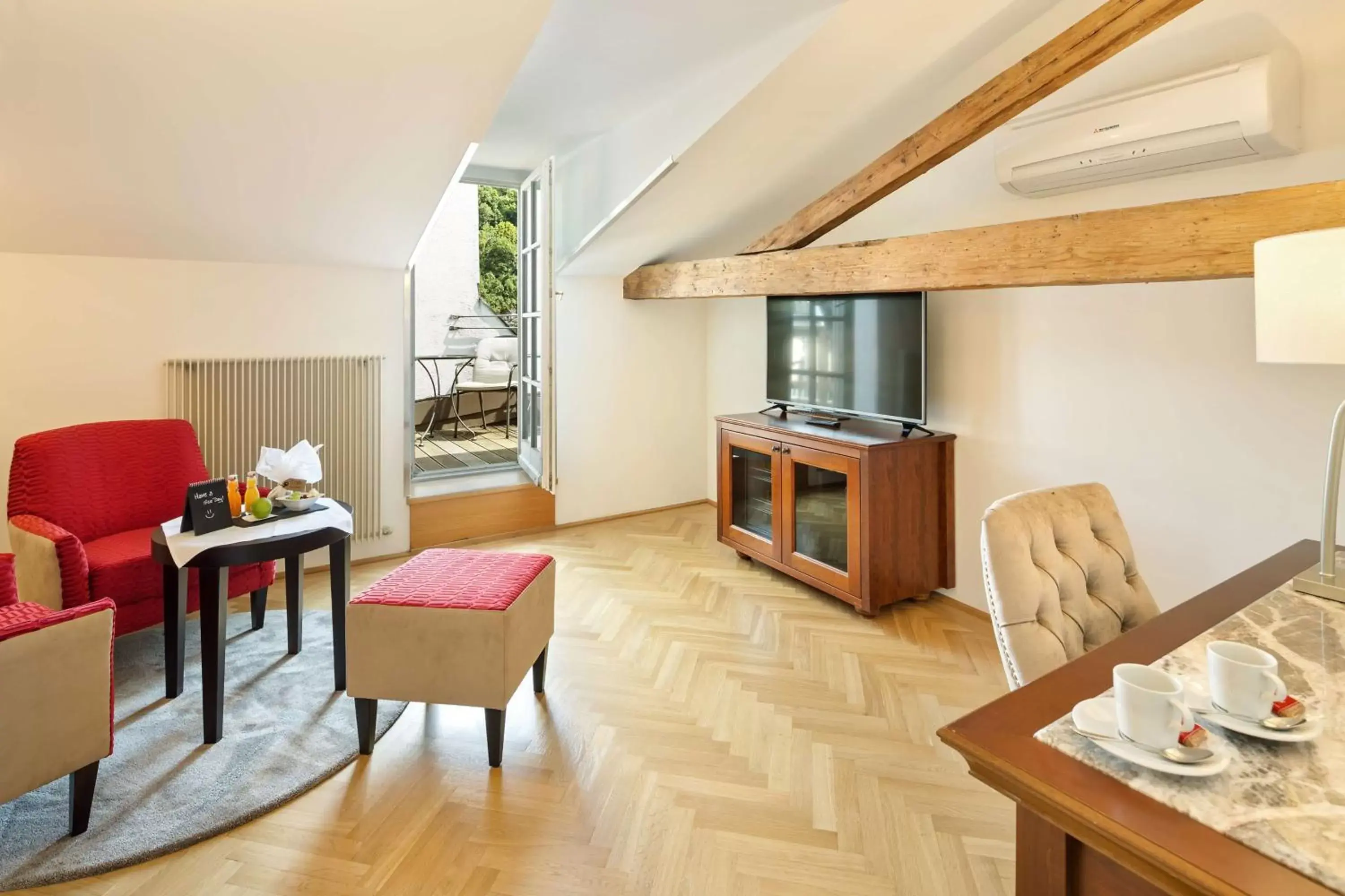 Photo of the whole room, Seating Area in Radisson Blu Hotel Altstadt