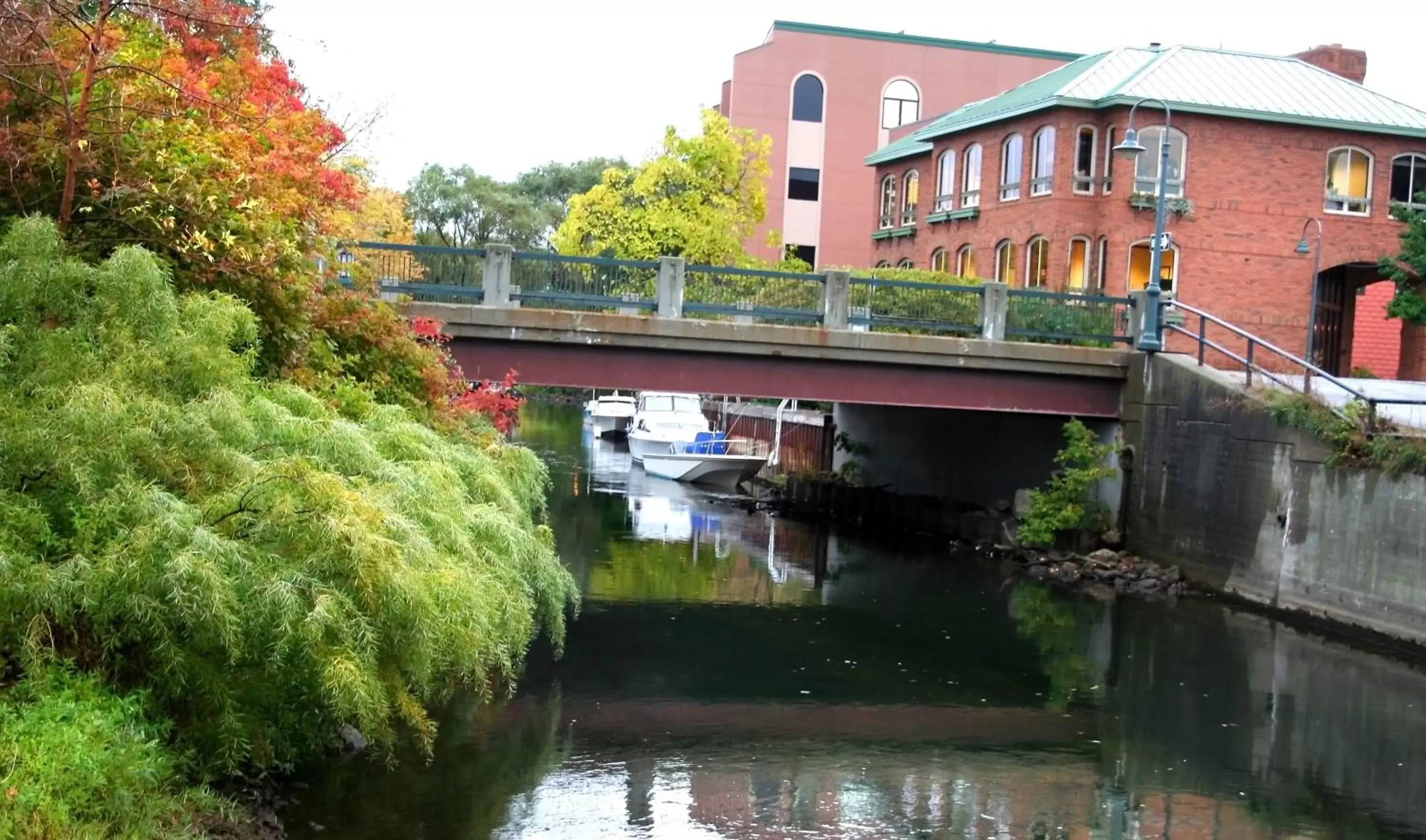 Property building in Country Inn & Suites by Radisson, Traverse City, MI Property building in Country Inn & Suites by Radisson, Traverse City, MI