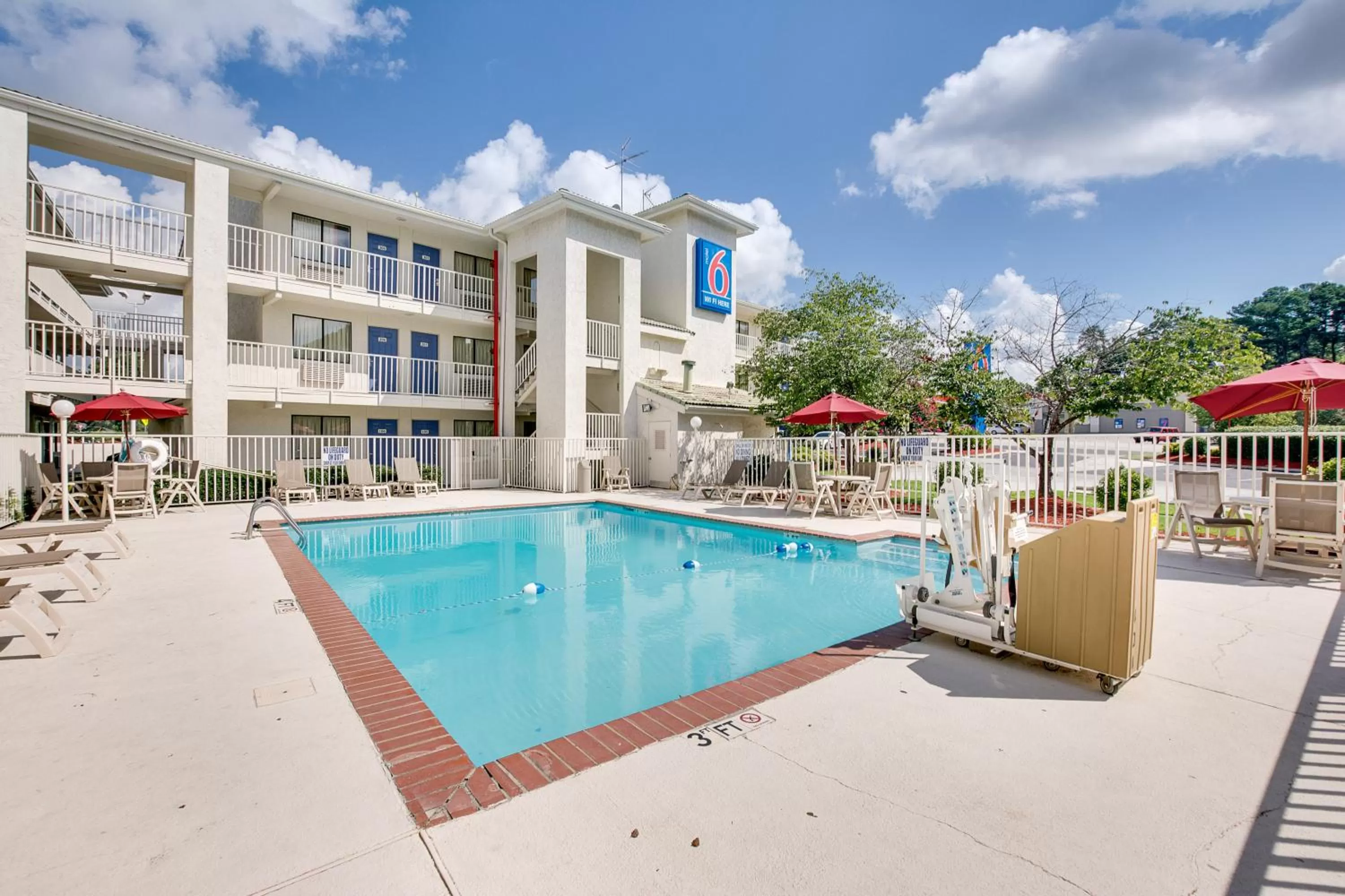 Swimming pool in Motel 6-Columbus, OH - West