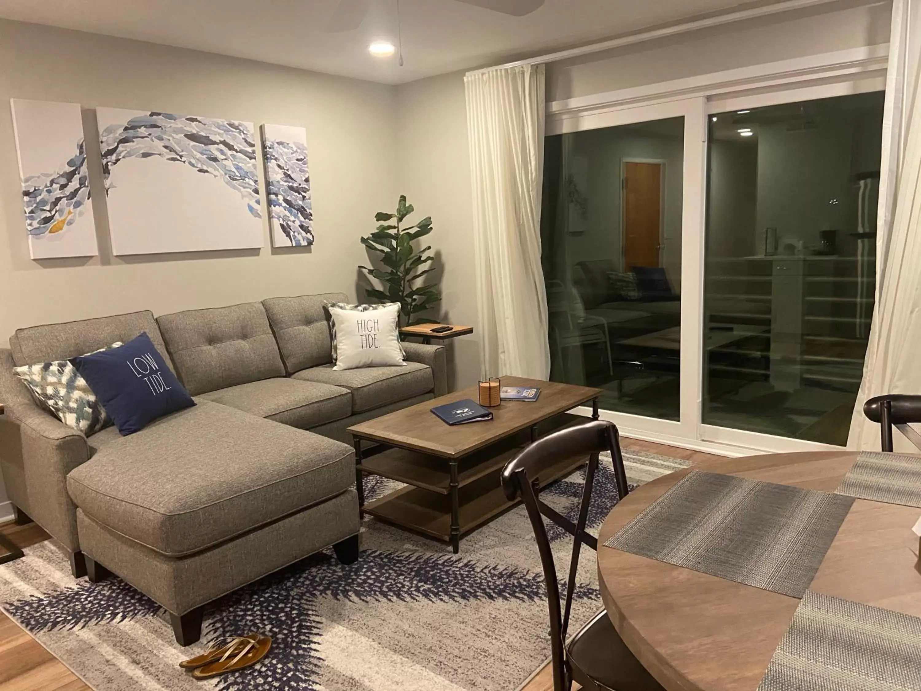 Living room, Seating Area in Sandpeddler Inn and Suites