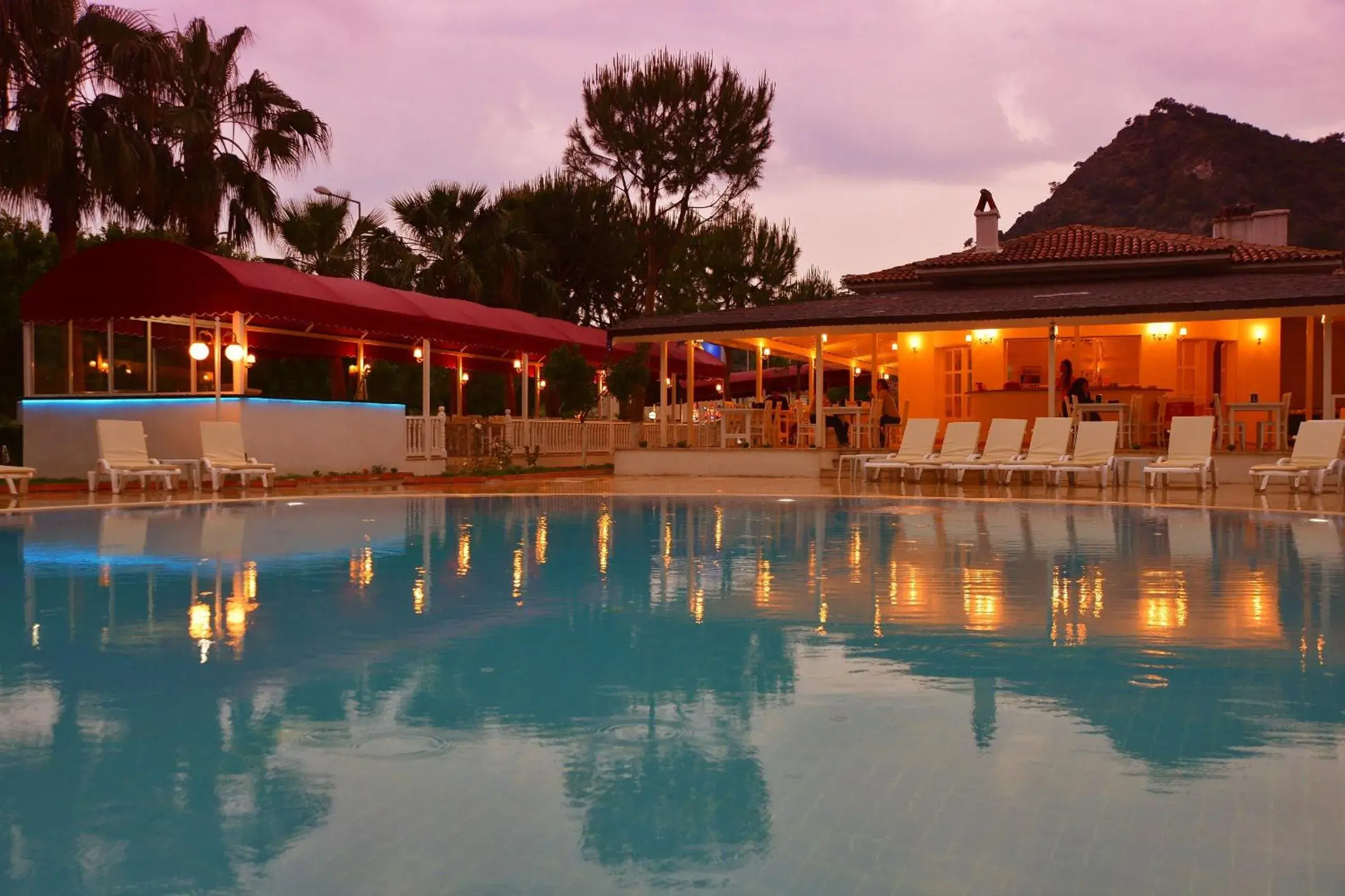 Swimming Pool in White Otel