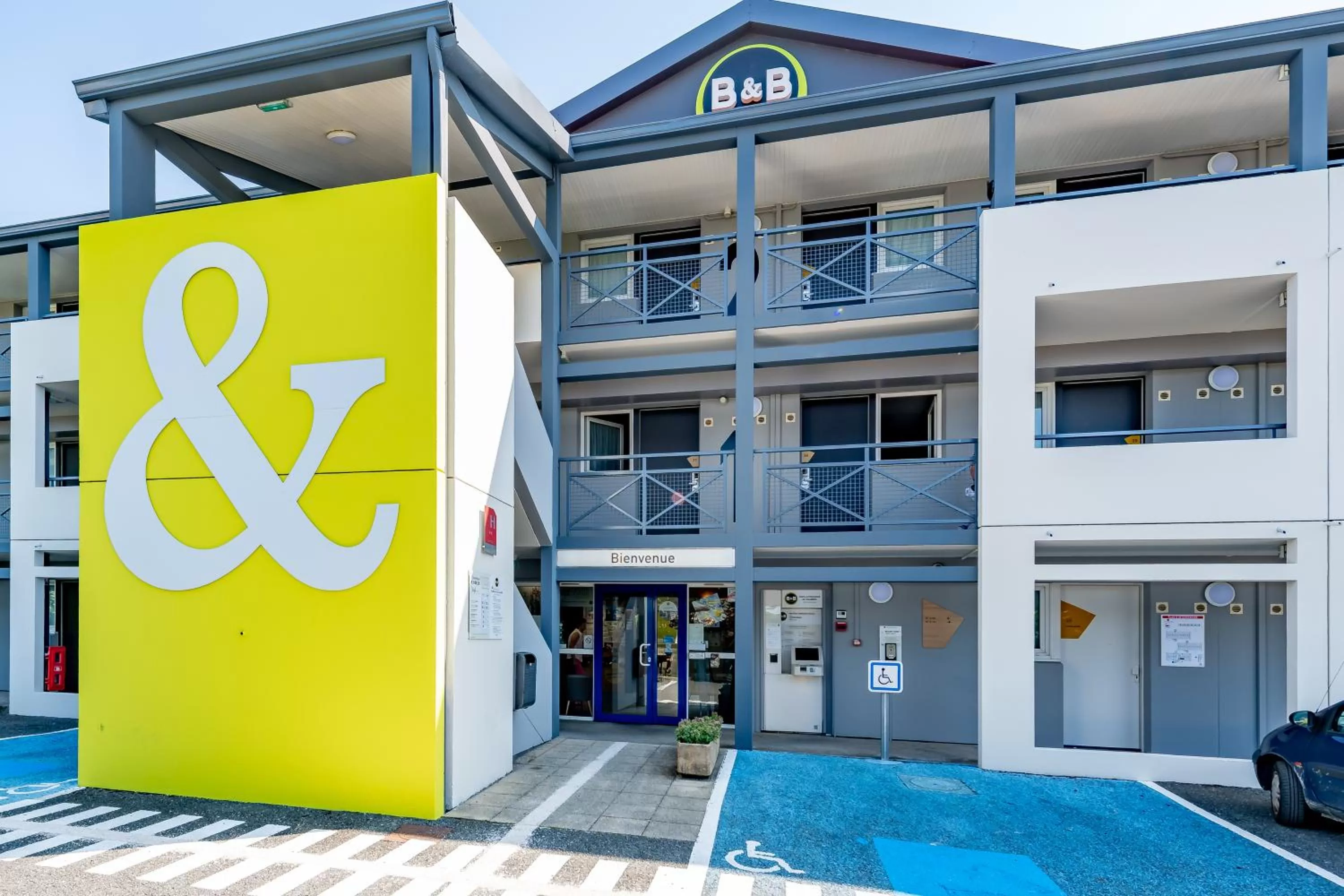 Facade/entrance in B&B HOTEL Périgueux Boulazac