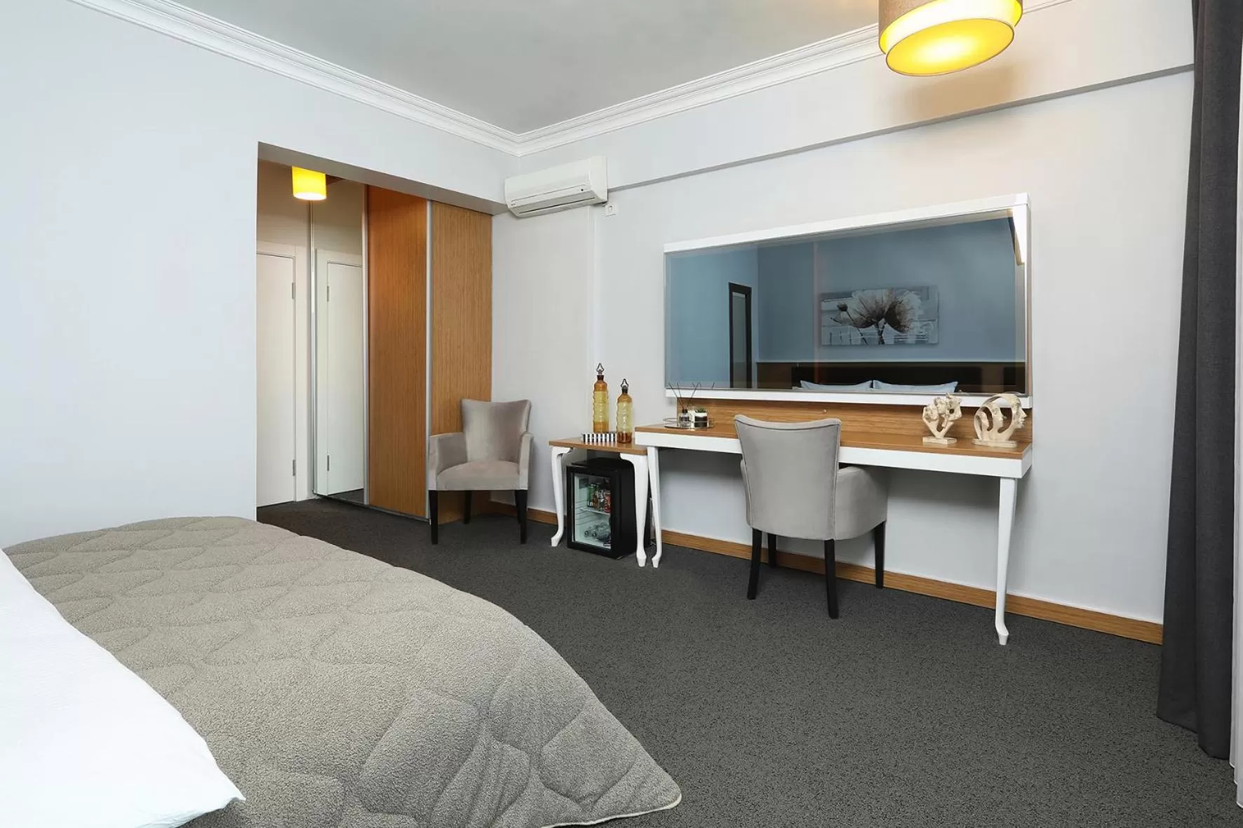 Photo of the whole room, TV/Entertainment Center in Didi Butik Hotel