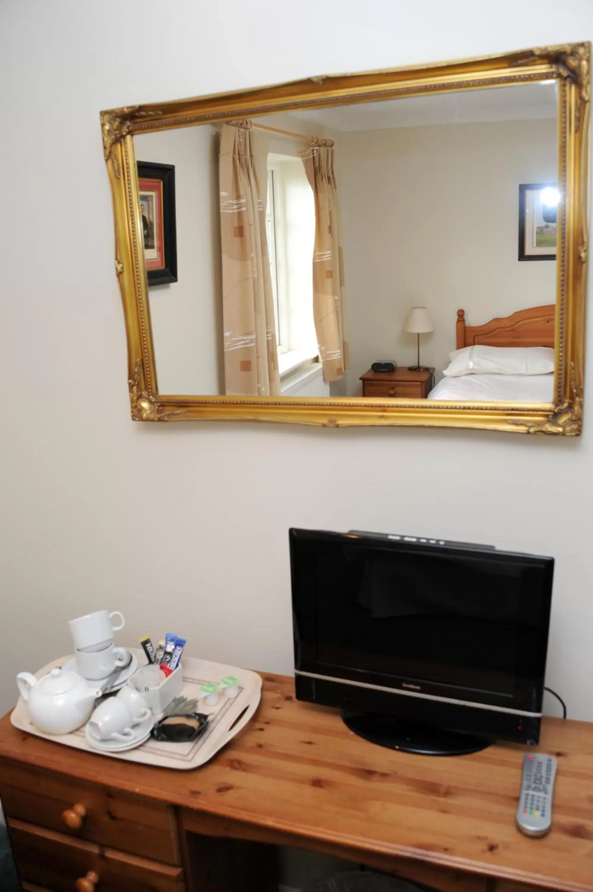 Coffee/tea facilities, TV/Entertainment Center in The Potters Arms