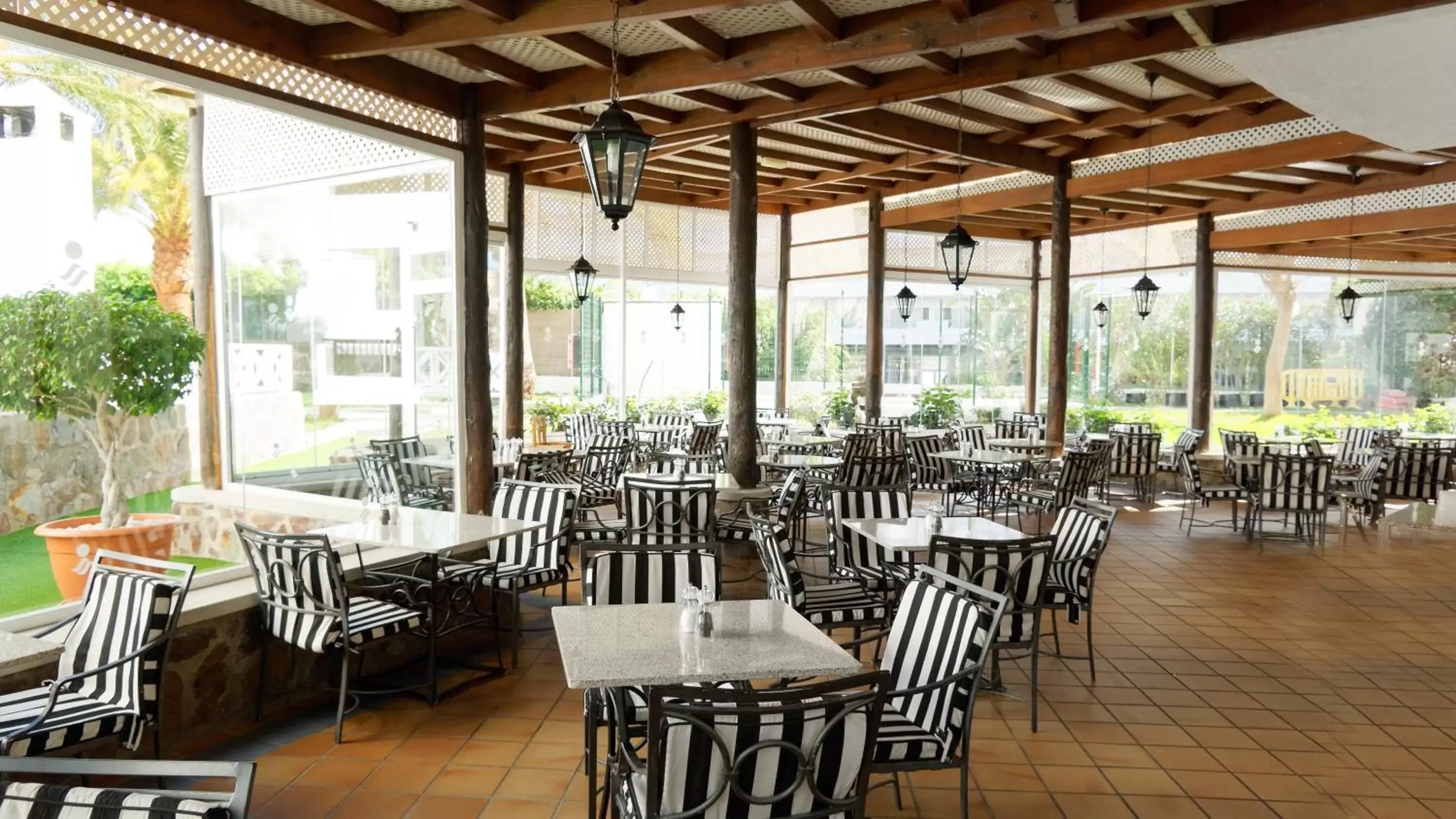 Restaurant/Places to Eat in Servatur Waikiki
