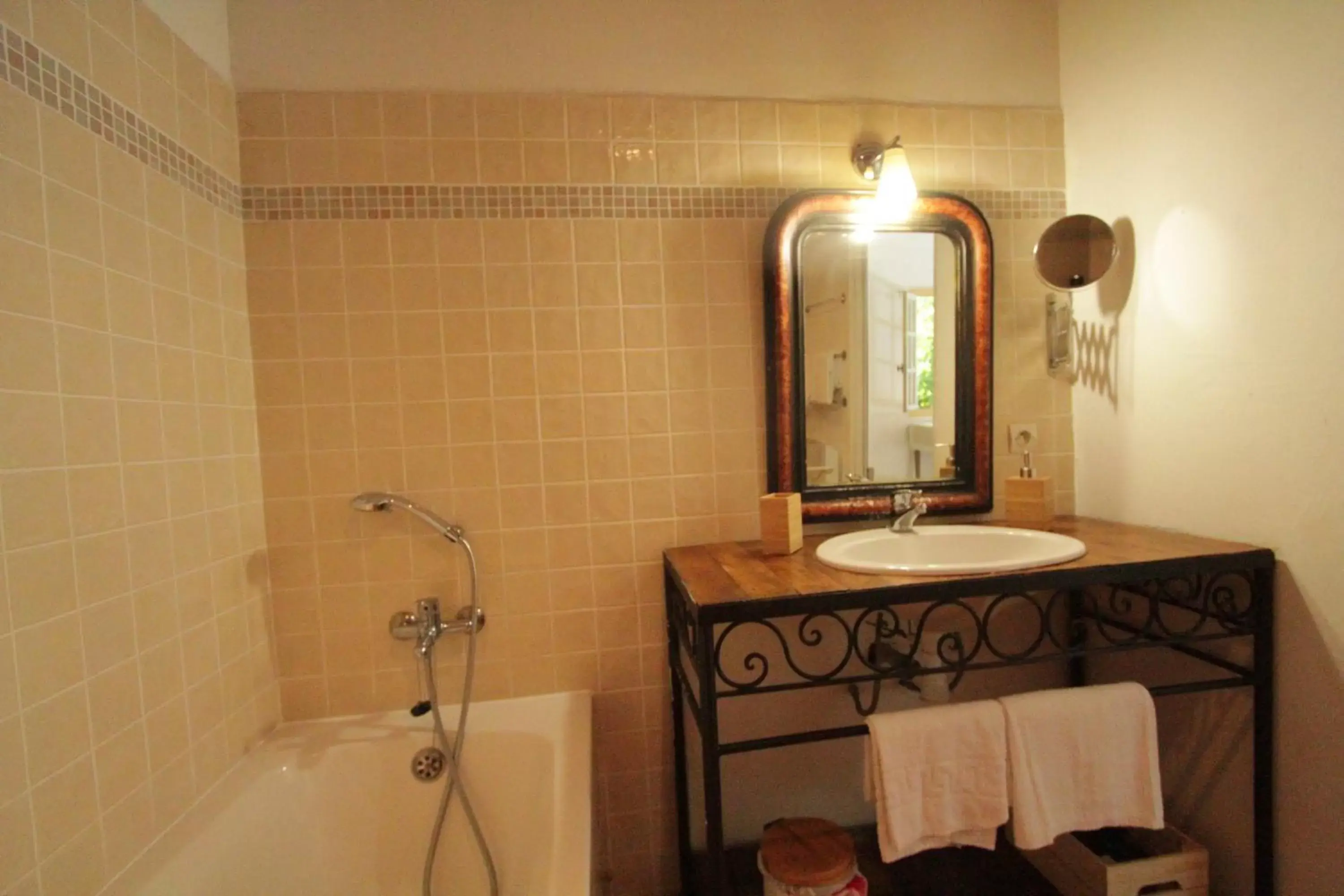 Shower, Bathroom in Le Pavillon Vert - B&B