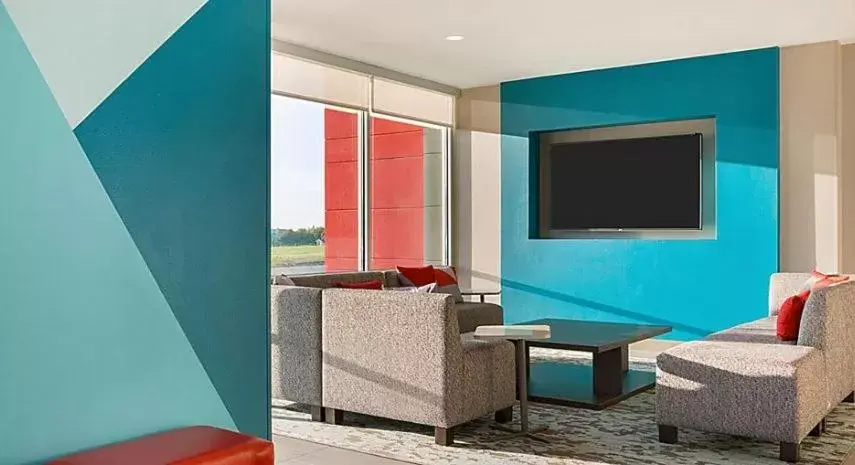 Seating area, TV/Entertainment Center in avid hotels - Columbus Northwest - Hilliard, an IHG Hotel
