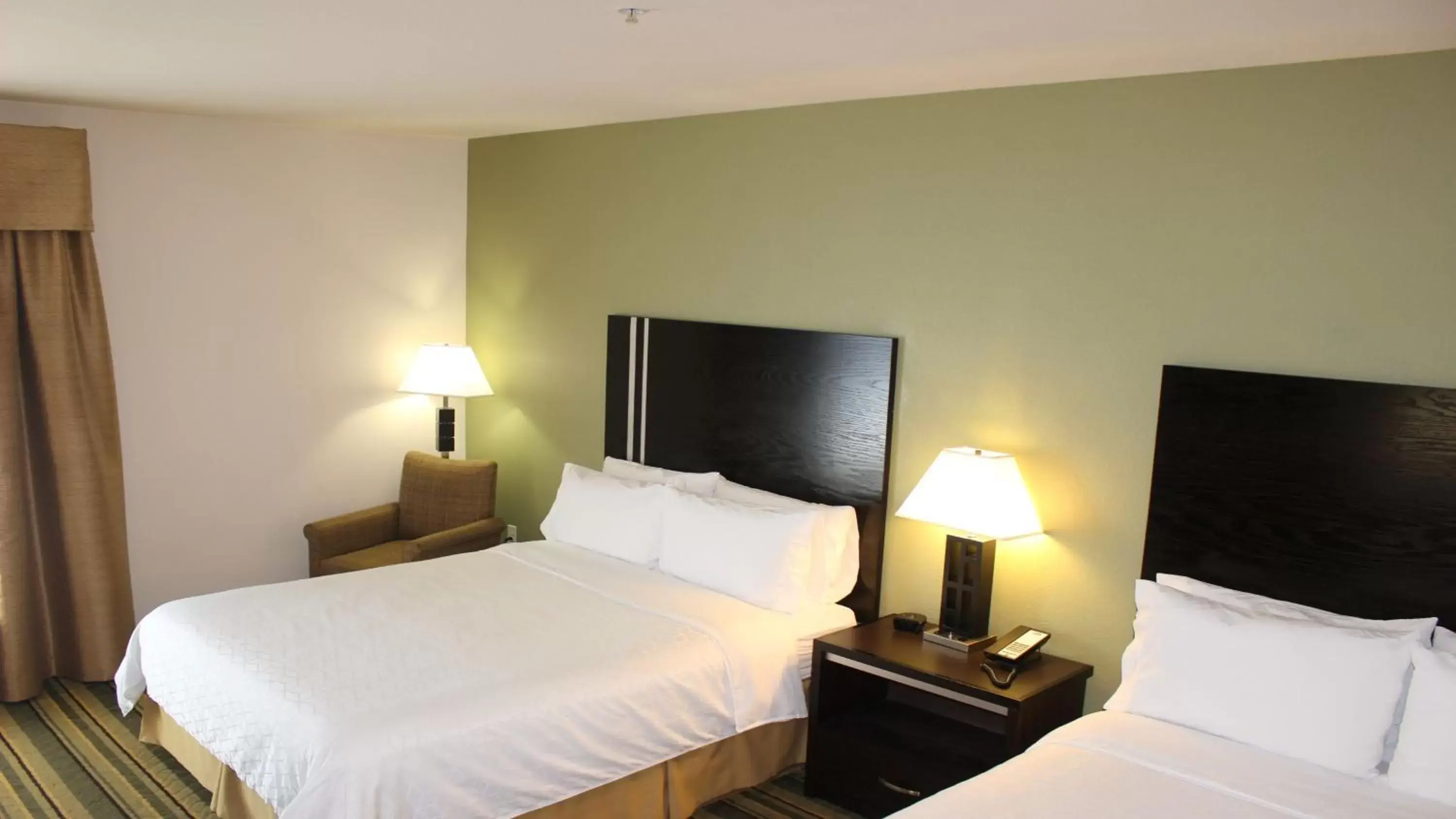 Photo of the whole room, Bed in Holiday Inn Express Berkeley, an IHG Hotel