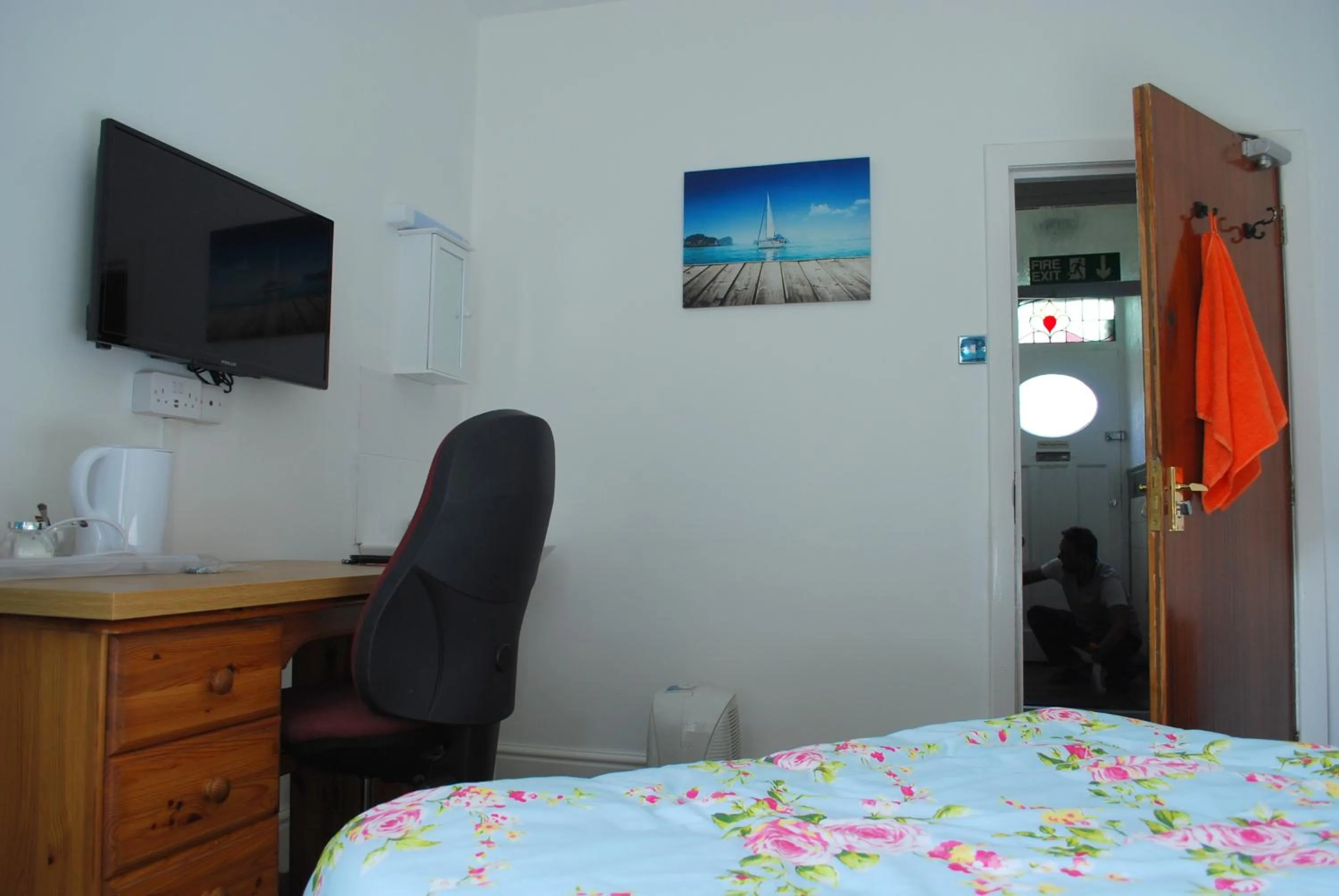 Photo of the whole room, Bed in Clift Guest House