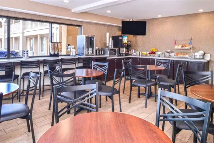 Seating area, Restaurant/Places to Eat in Americas Best Value Inn-Near NRG Park/Medical Center