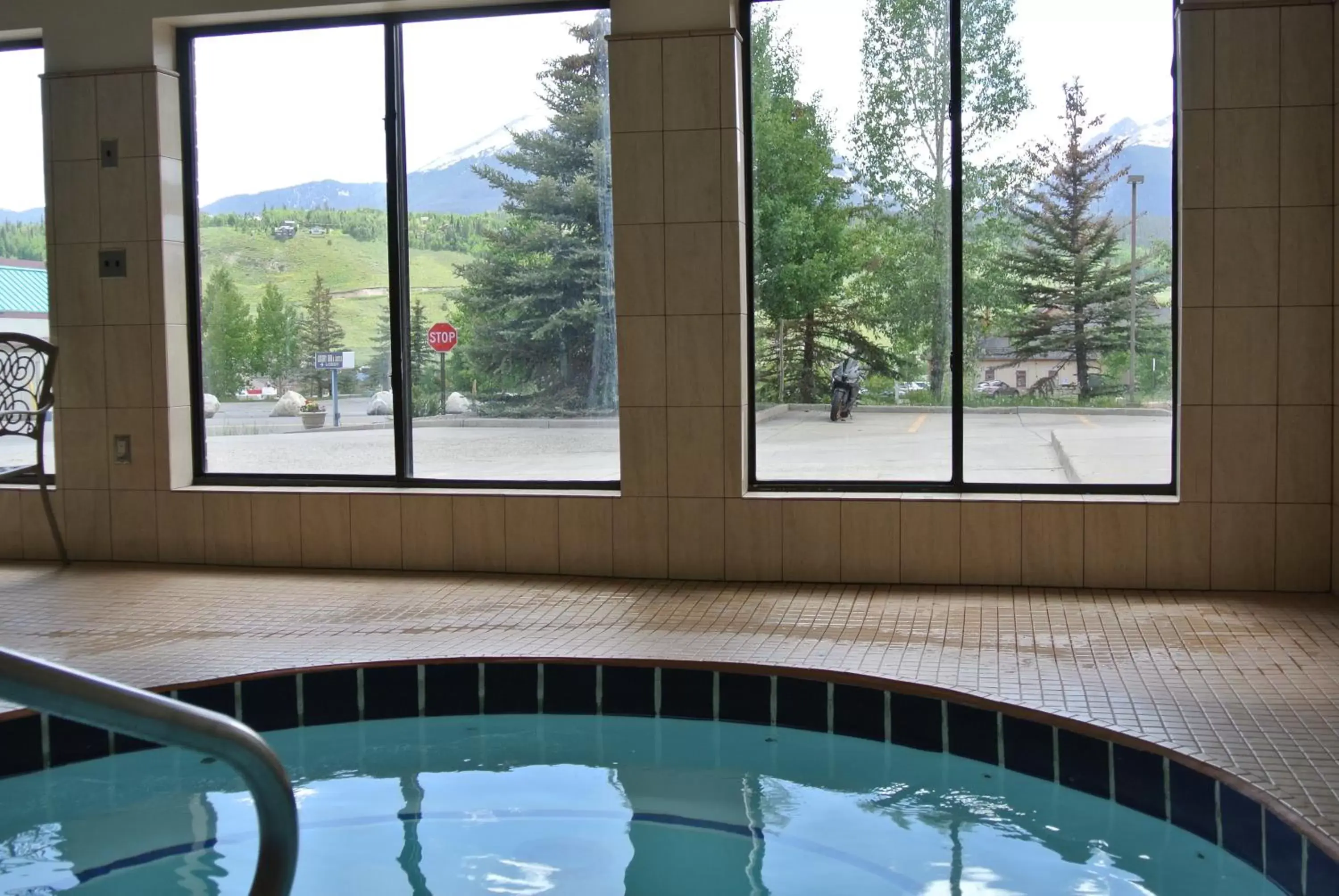 Swimming pool in Luxury Inn & Suites