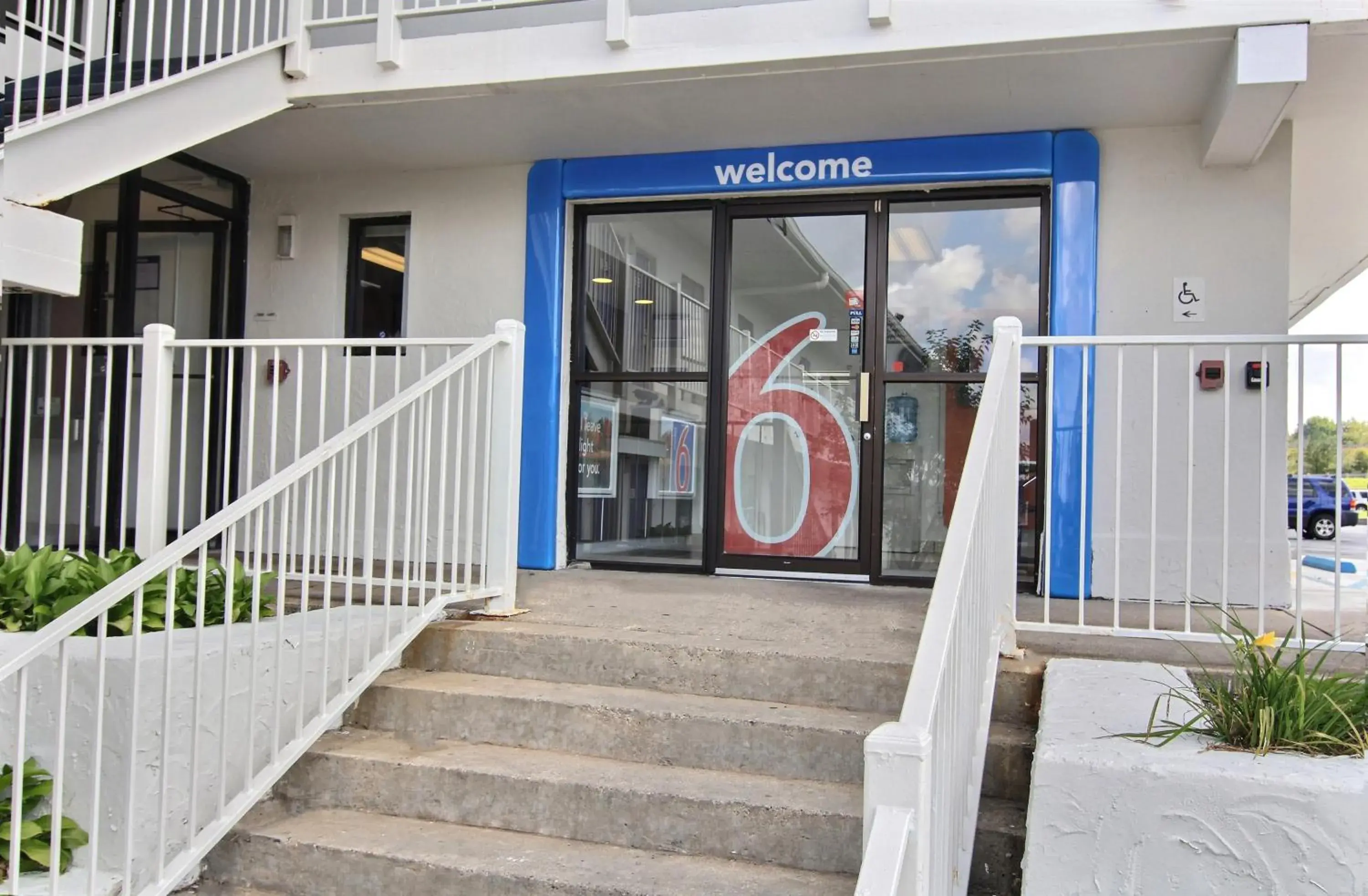 Facade/entrance in Motel 6-Middleburg Heights, OH - Cleveland