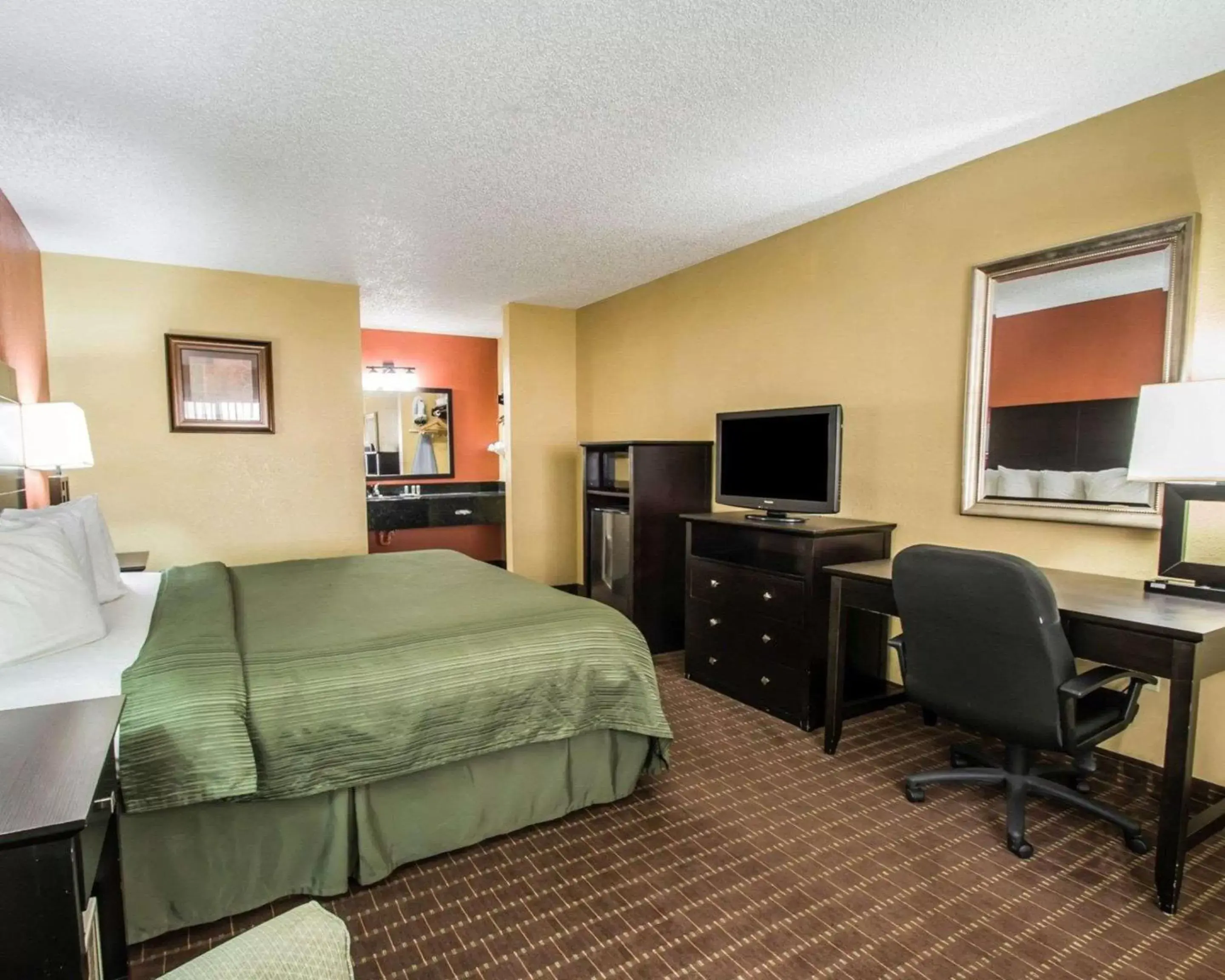 Photo of the whole room, TV/Entertainment Center in Quality Inn Orange City