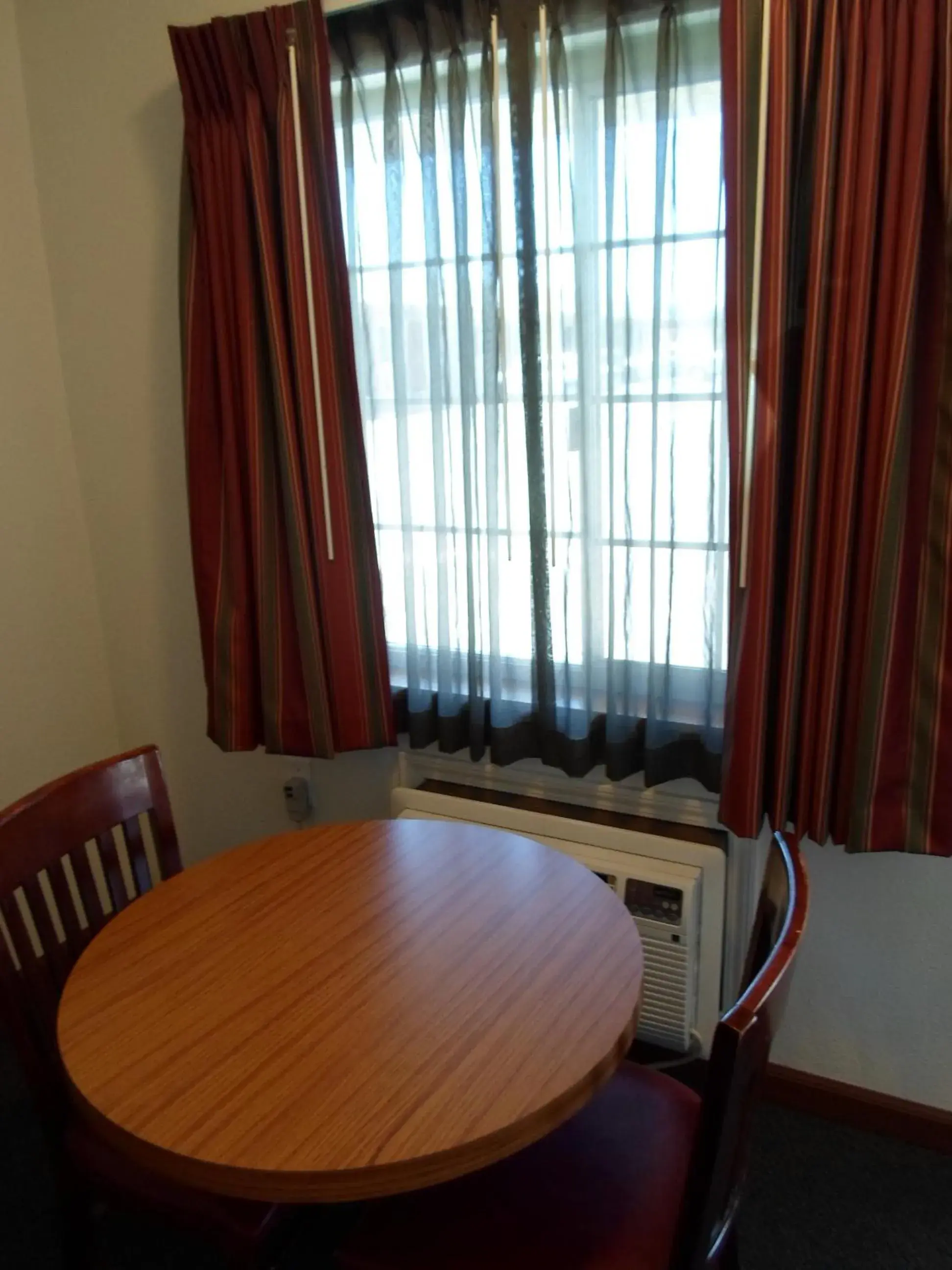 Dining Area in Economy Inn Morgan Hill