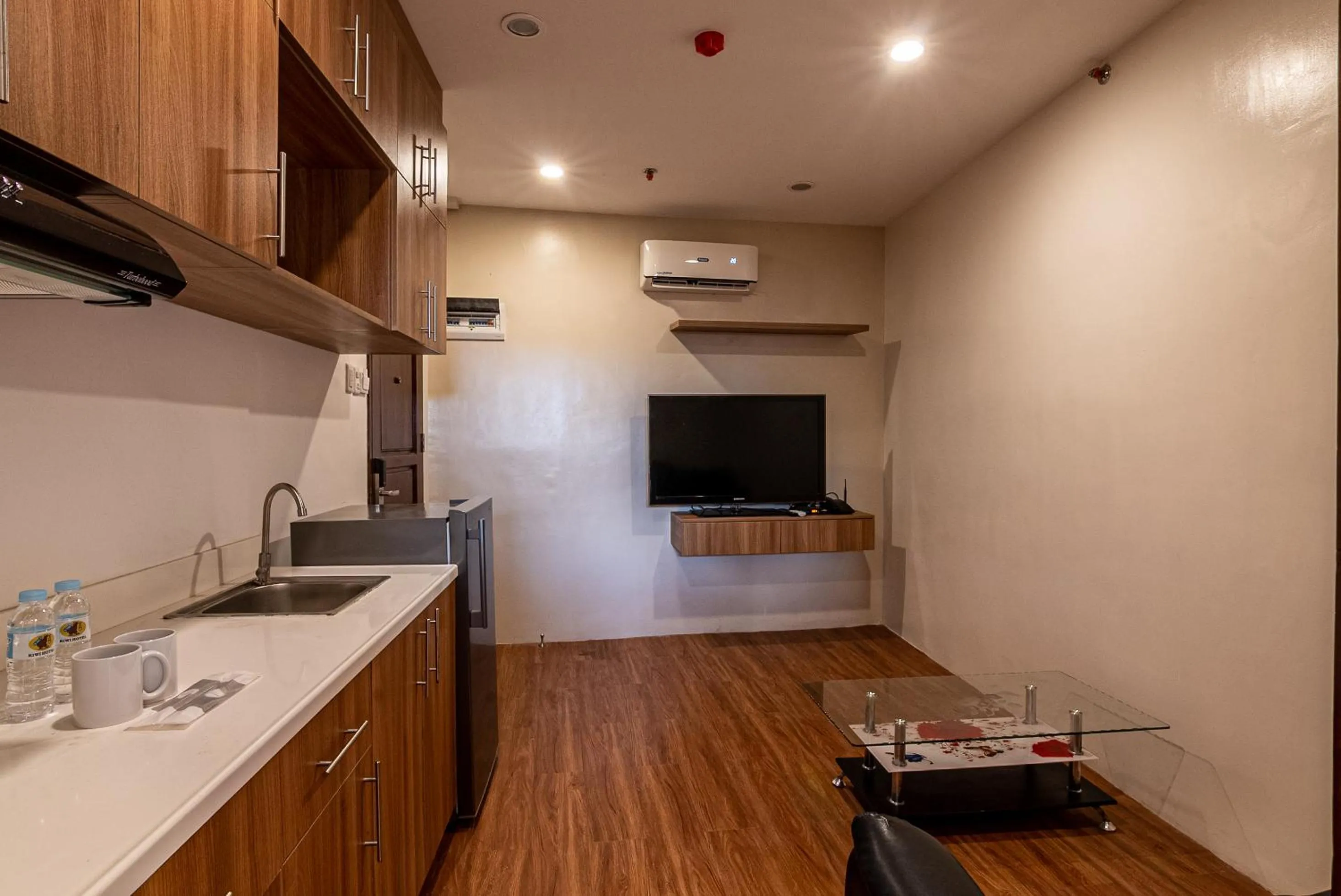 Kitchen or kitchenette in Kiwi Hotel