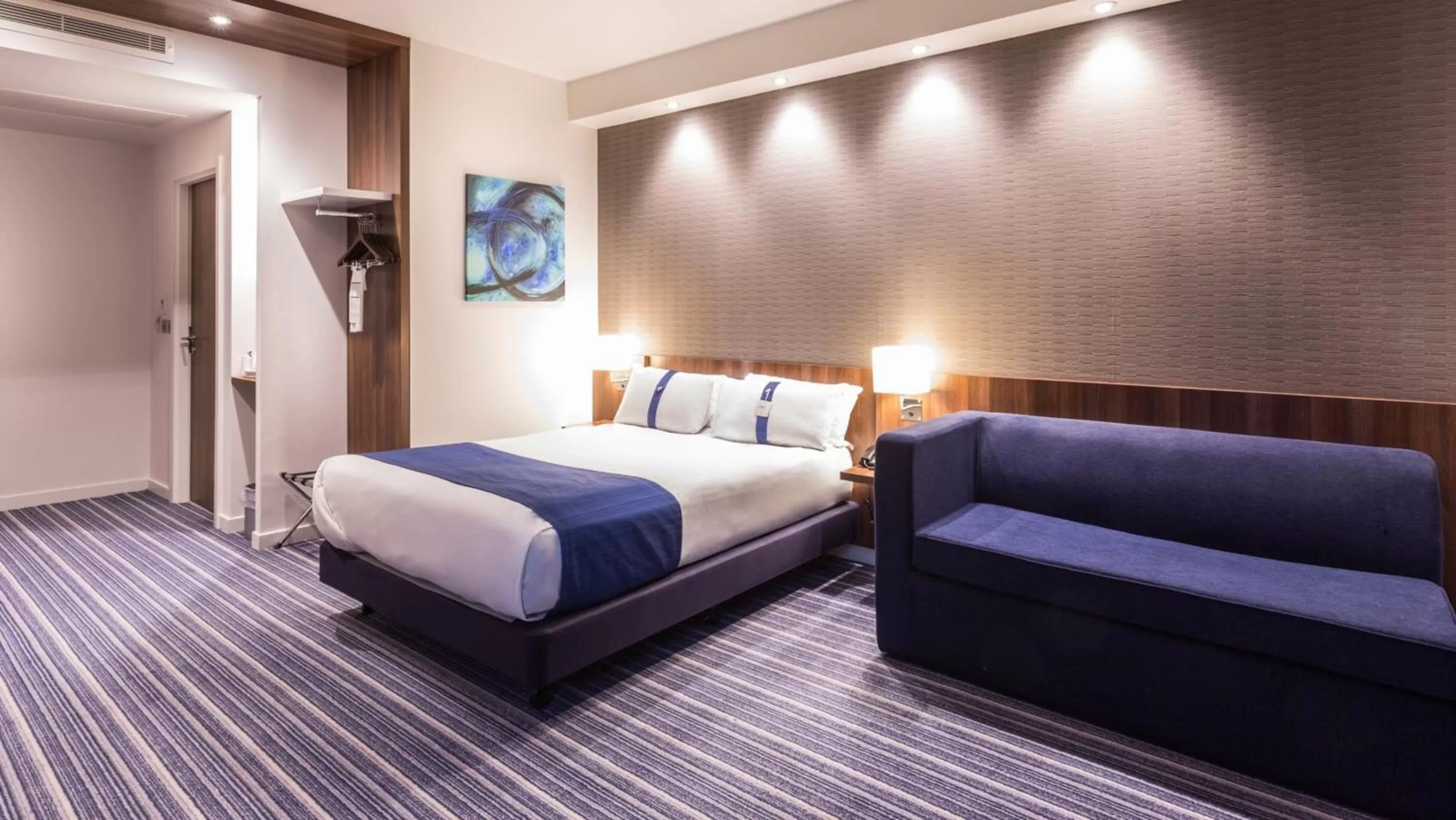 Photo of the whole room, Bed in Holiday Inn Express Wakefield by IHG