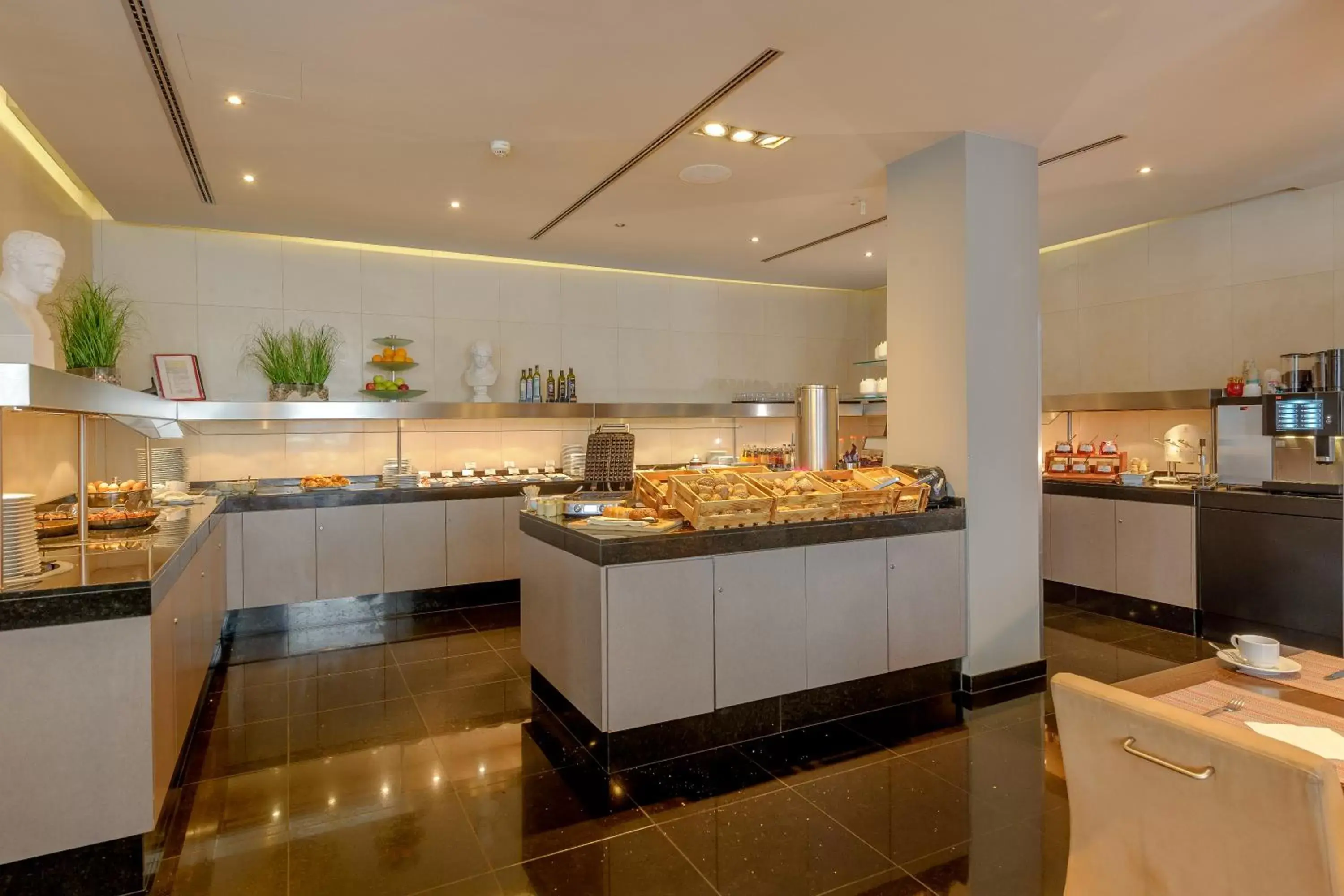 Buffet breakfast, Restaurant/Places to Eat in Mercure Hotel Hamburg Mitte