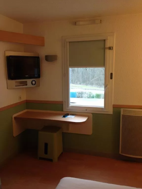 Bedroom in Ibis Budget Rambouillet