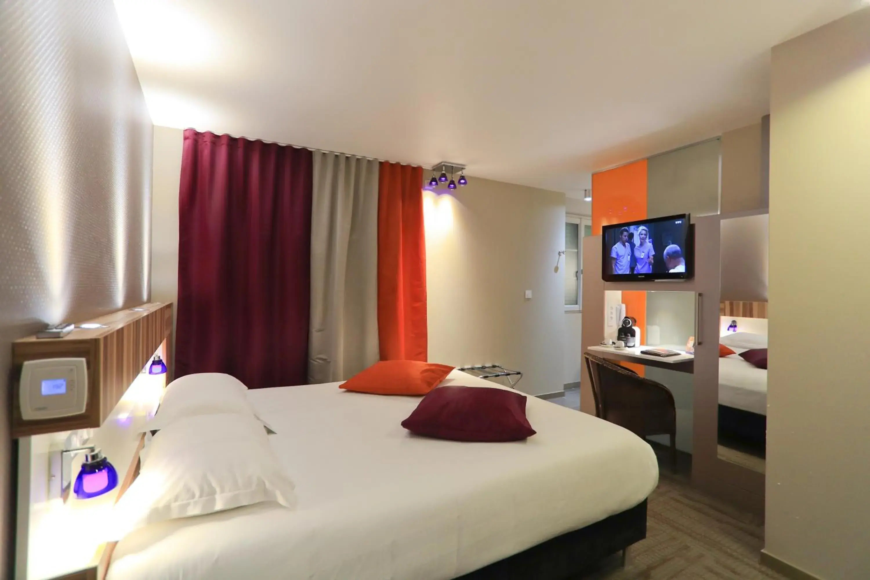 Photo of the whole room, Room Photo in The Originals Boutique, Grand Hotel Saint-Pierre, Aurillac (Qualys-Hotel)