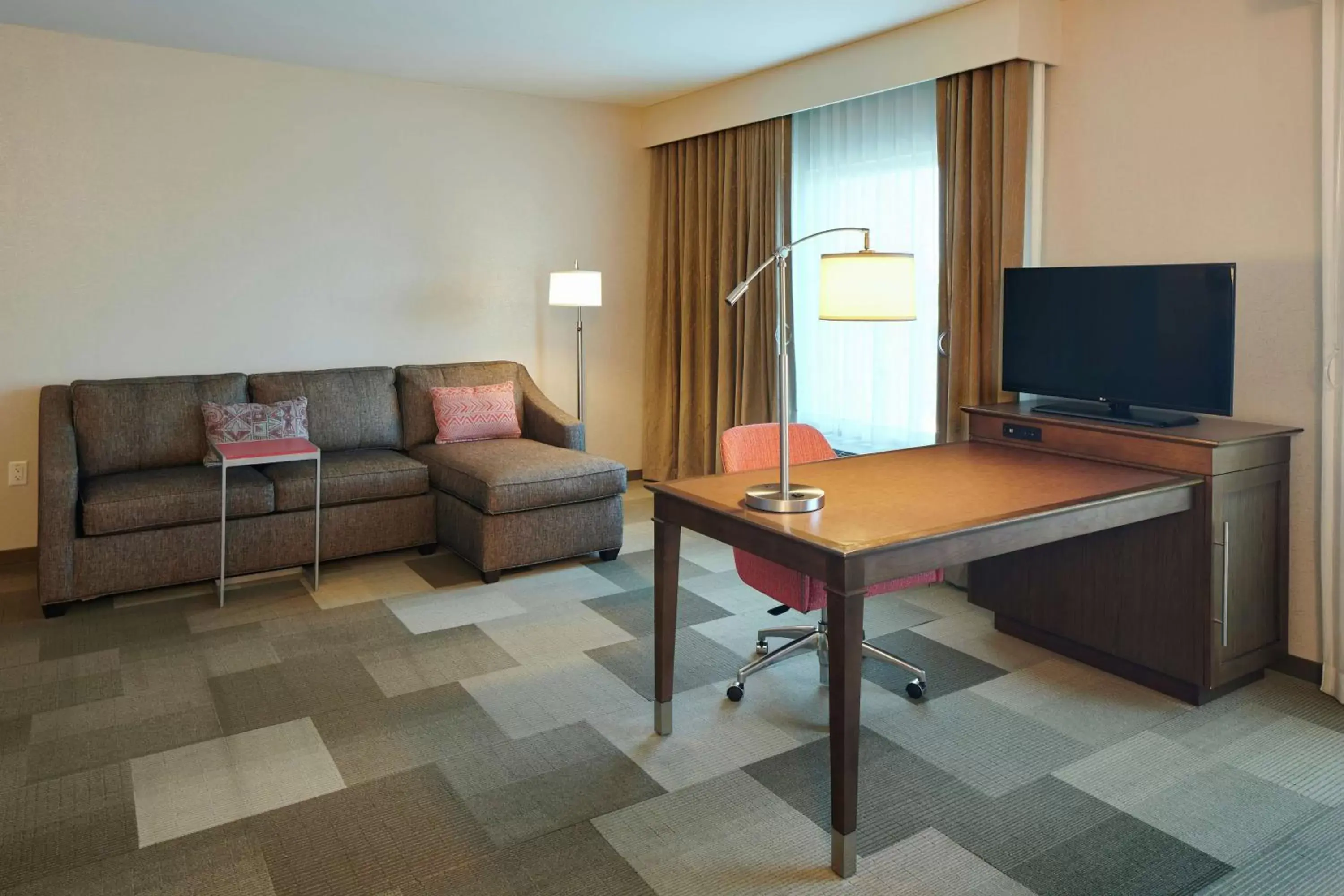 Bedroom, TV/Entertainment Center in Hampton Inn & Suites Oahu/Kapolei, HI - FREE Breakfast