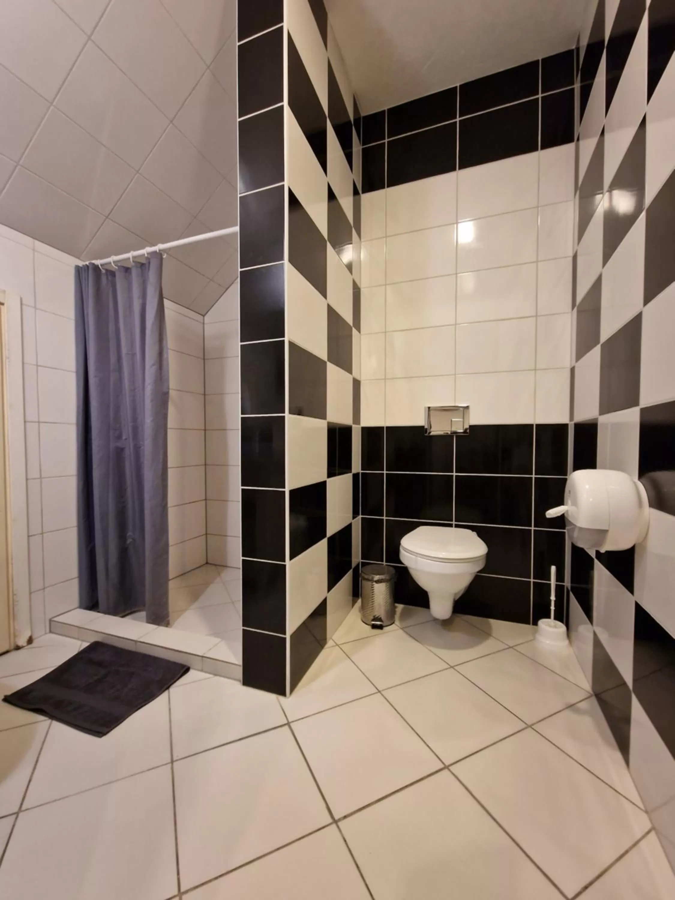 Shower in KALIDA Rooms for rent