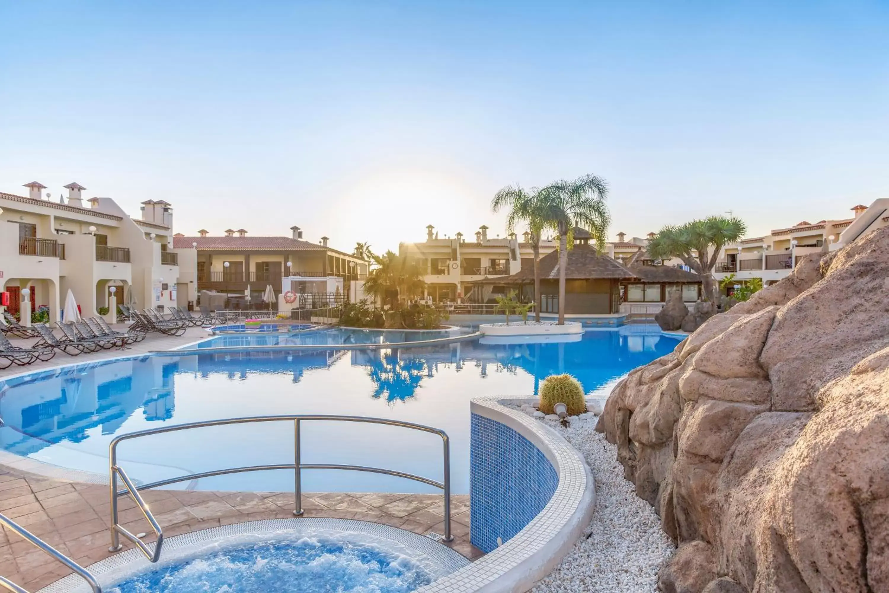 Hot Tub, Swimming Pool in Royal Sunset Beach Club