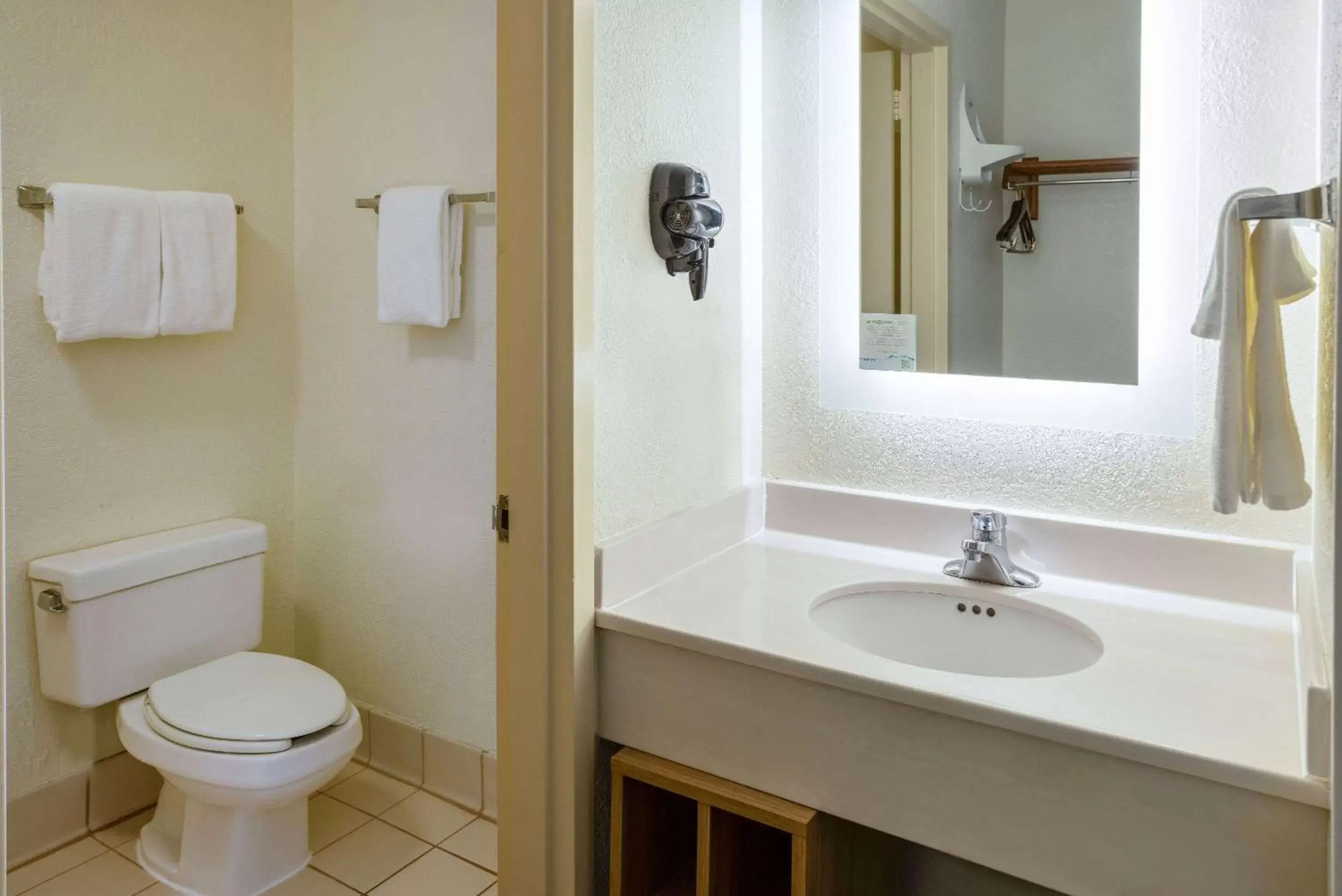 TV and multimedia in Hotel Carolina A Days Inn by Wyndham TV and multimedia in Hotel Carolina A Days Inn by Wyndham