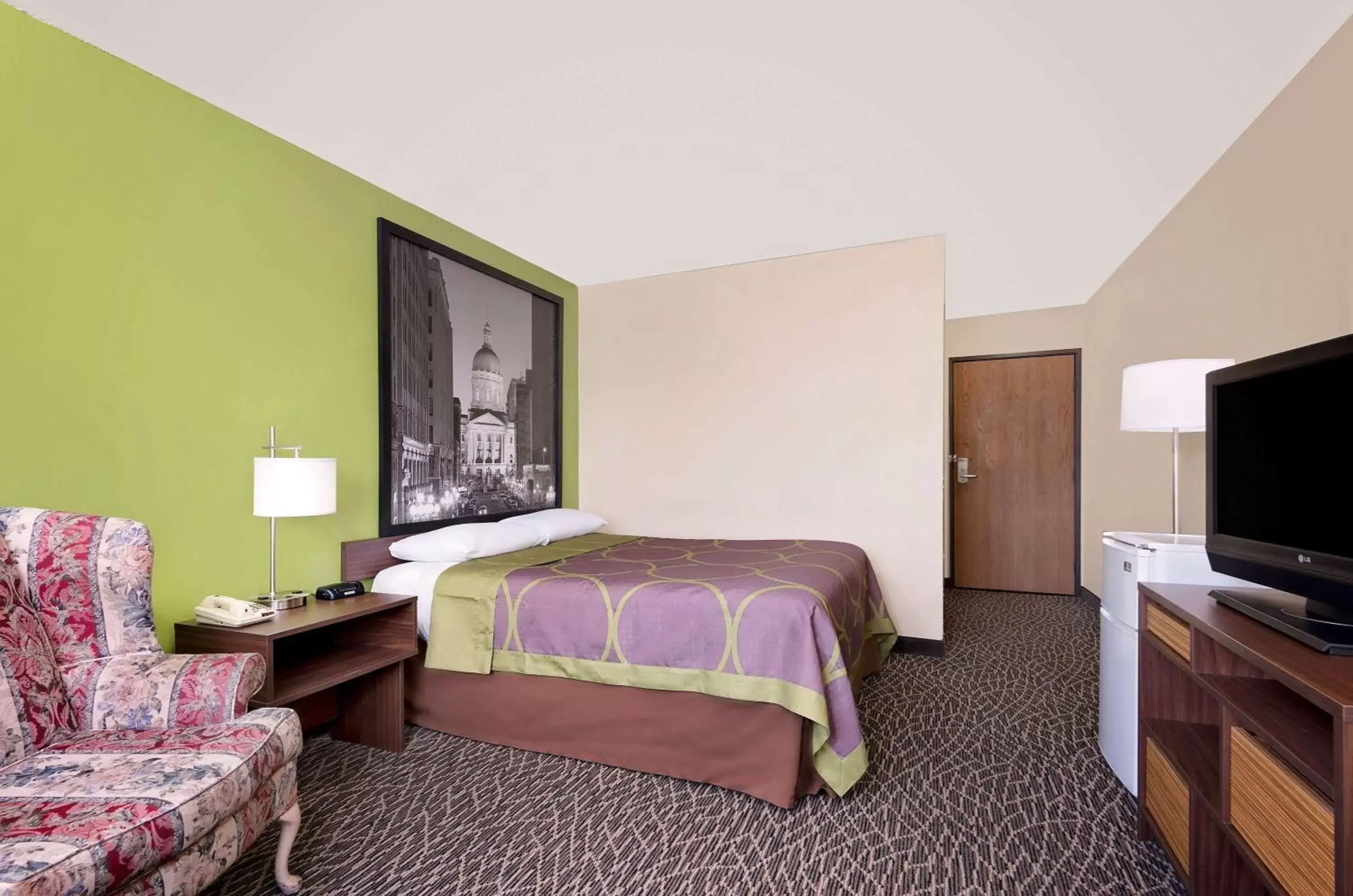 Photo of the whole room, Bed in Super 8 by Wyndham Muncie/Ball St. College Area