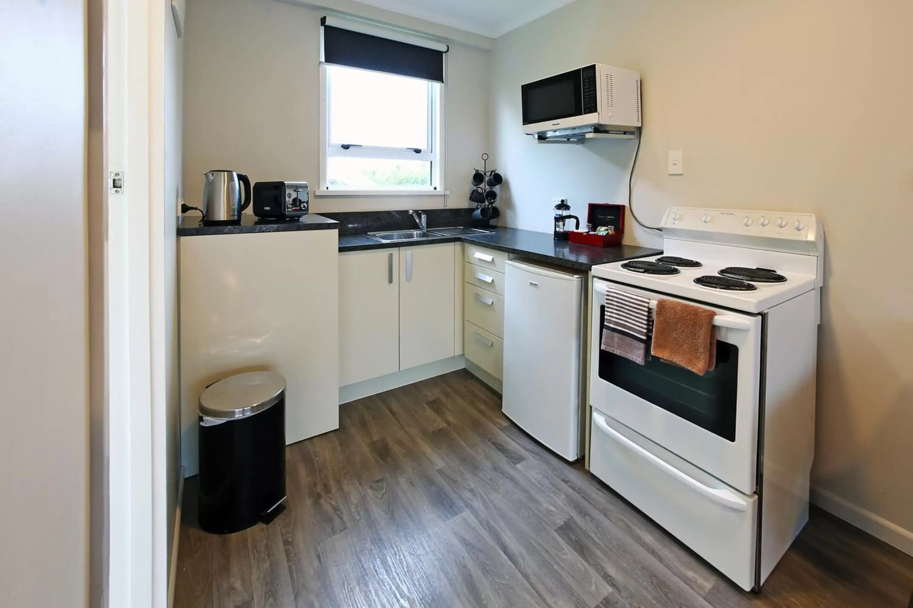 Kitchen or kitchenette, Kitchen/Kitchenette in 289 Midway Motel