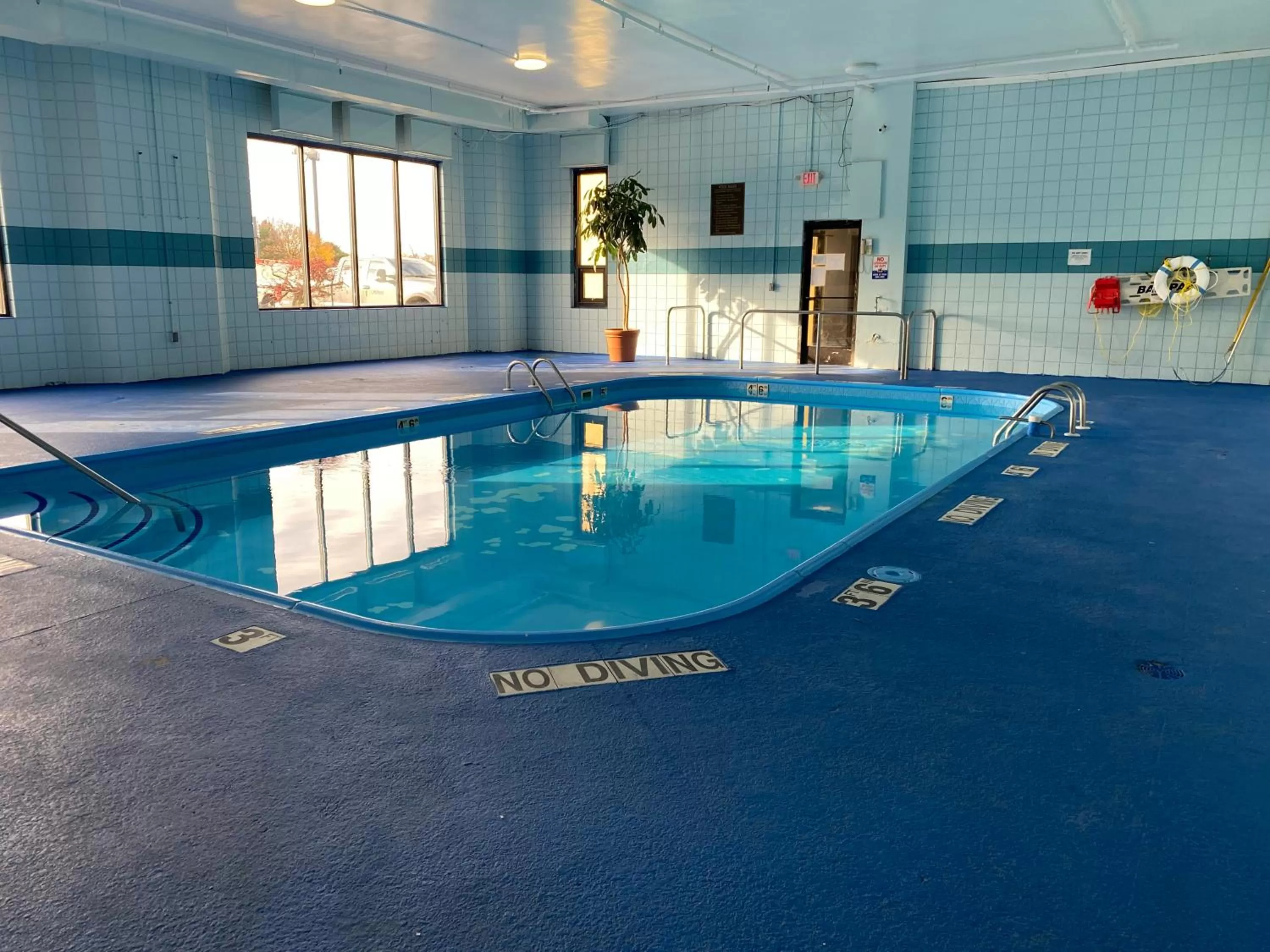 Swimming pool in Days Inn by Wyndham Flint/Bishop International Airport