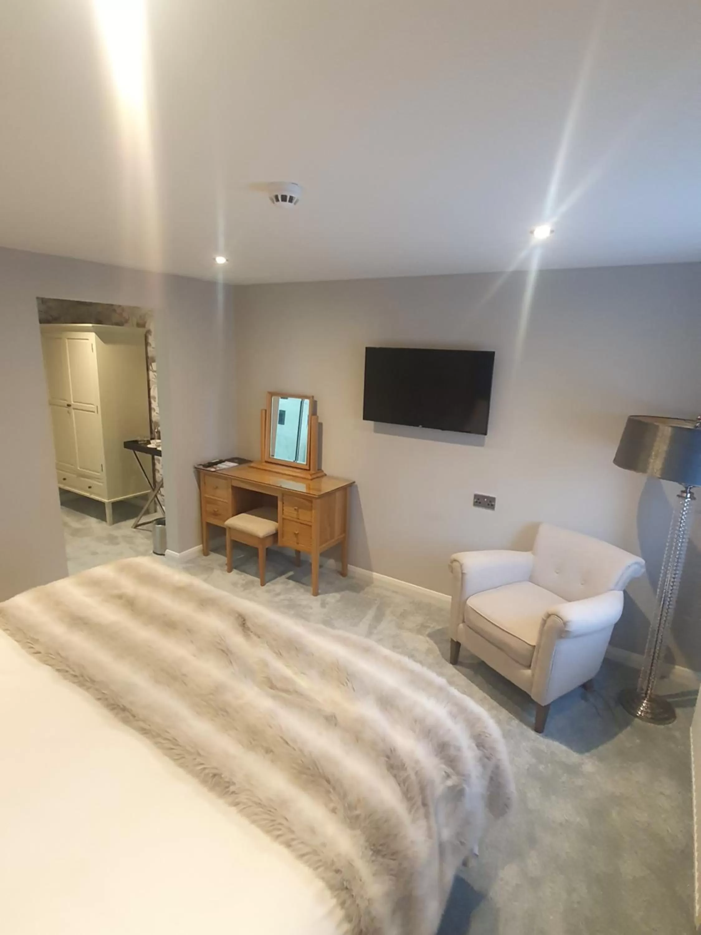 TV and multimedia, TV/Entertainment Center in The General Tarleton