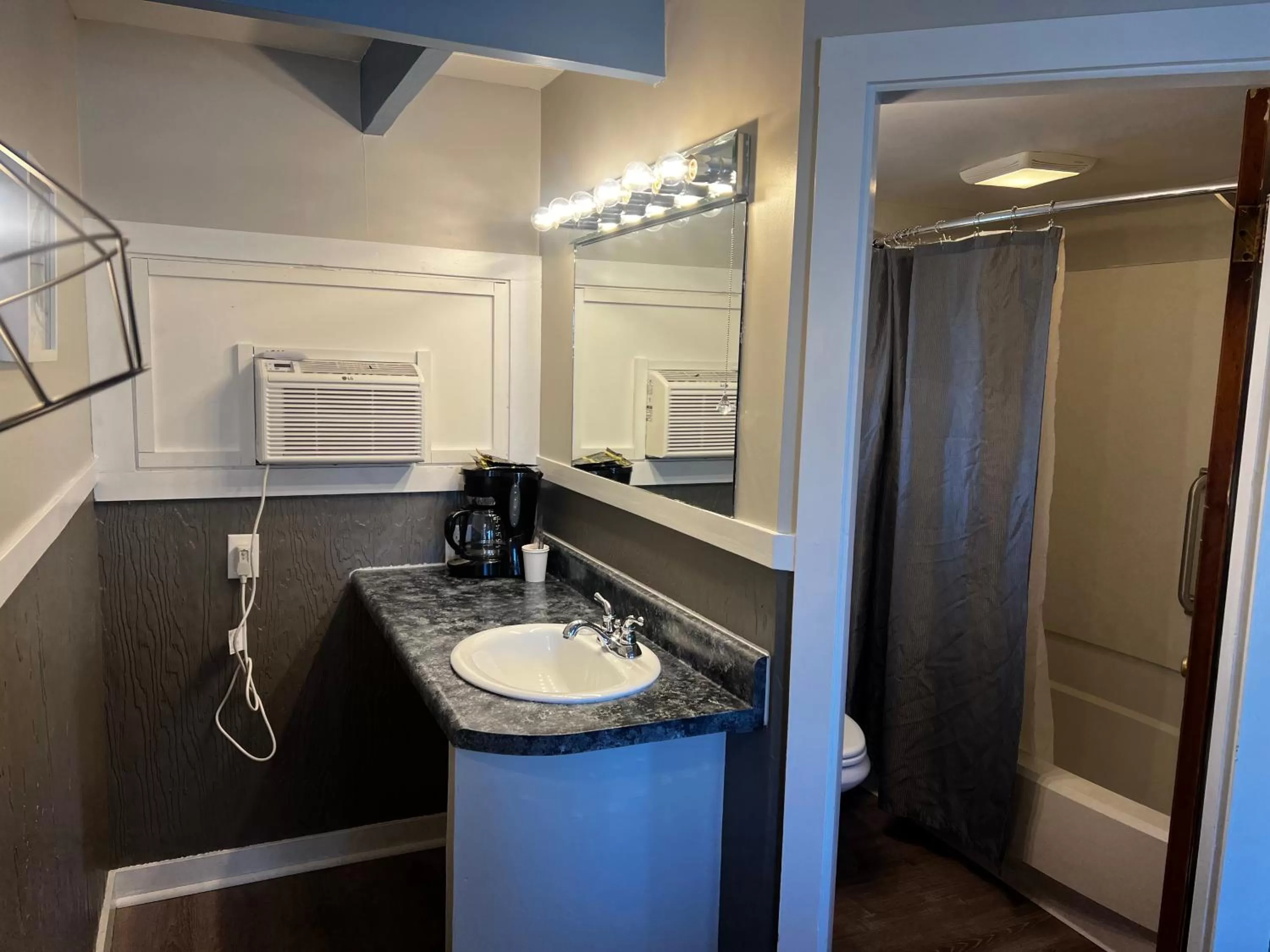 Bathroom in Claddagh Motel & Suites