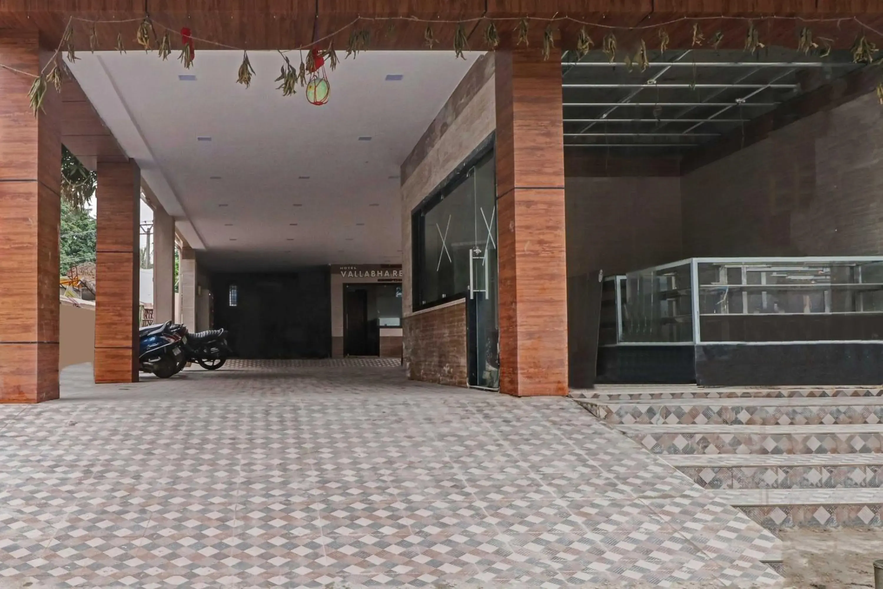 Facade/entrance in OYO Flagship Hotel Vallabha Residency