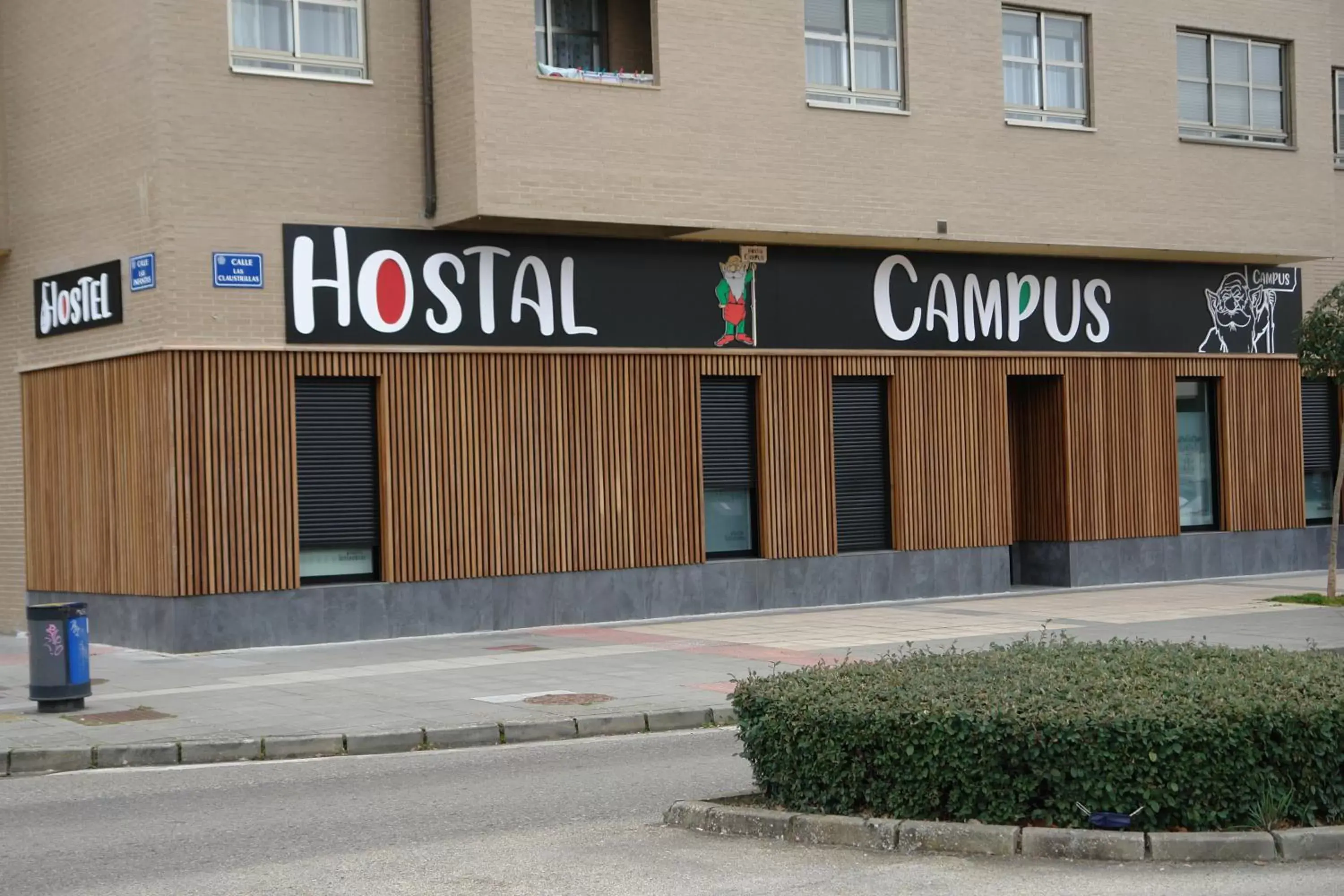 Facade/entrance in Hostal Campus