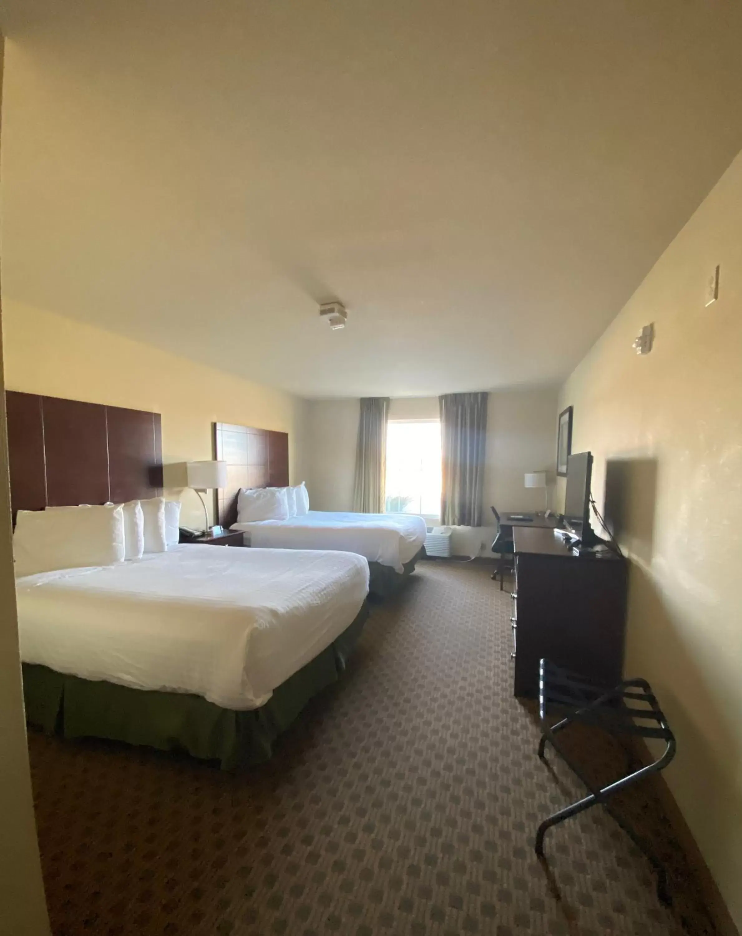 Communal lounge/ TV room, Bed in Cobblestone Hotel & Suites - Broken Bow